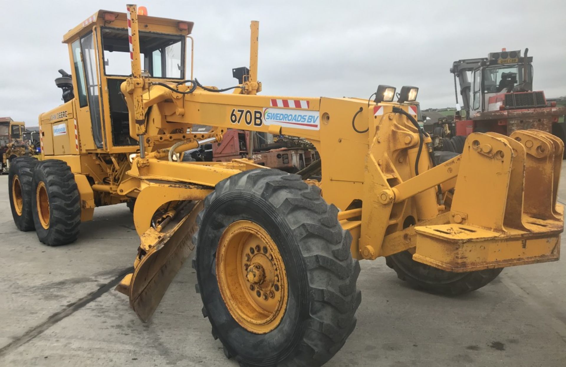 JOHN DEERE 670 MOTOR GRADER ( SAME SIZE AS CAT 140