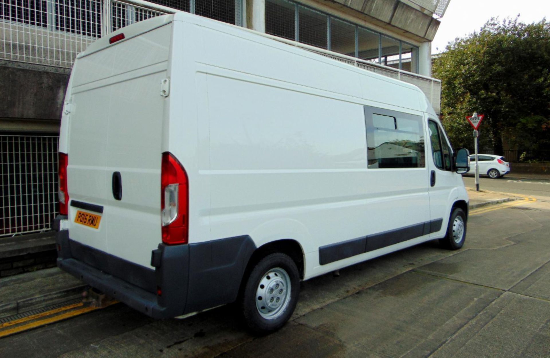 2015 RELAY CREW VAN: MOD DIRECT, LED LIGHTING, 9 SEATS - Image 9 of 17