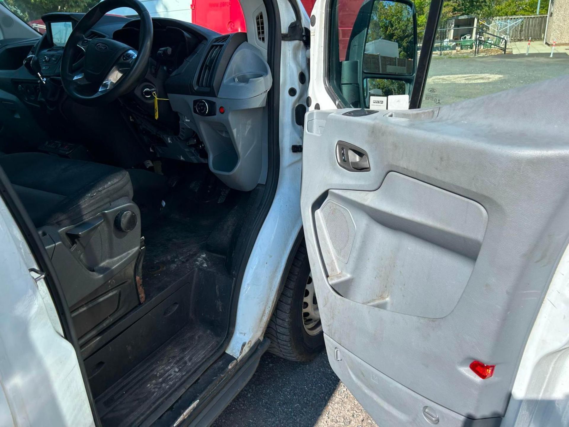 VERSATILE FREEZER VAN: FORD TRANSIT L3H3 HALF FRIDGE FREEZER - Image 7 of 12