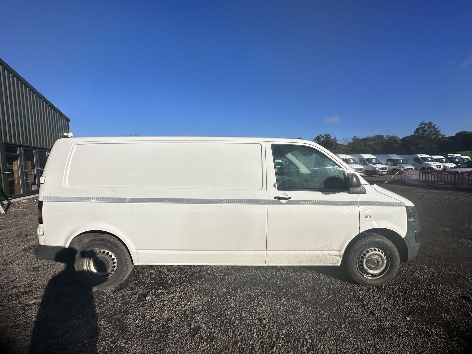 WHITE WORKHORSE: 2014 TRANSPORTER T30 2.0 TDI LONG MOT - Image 14 of 15