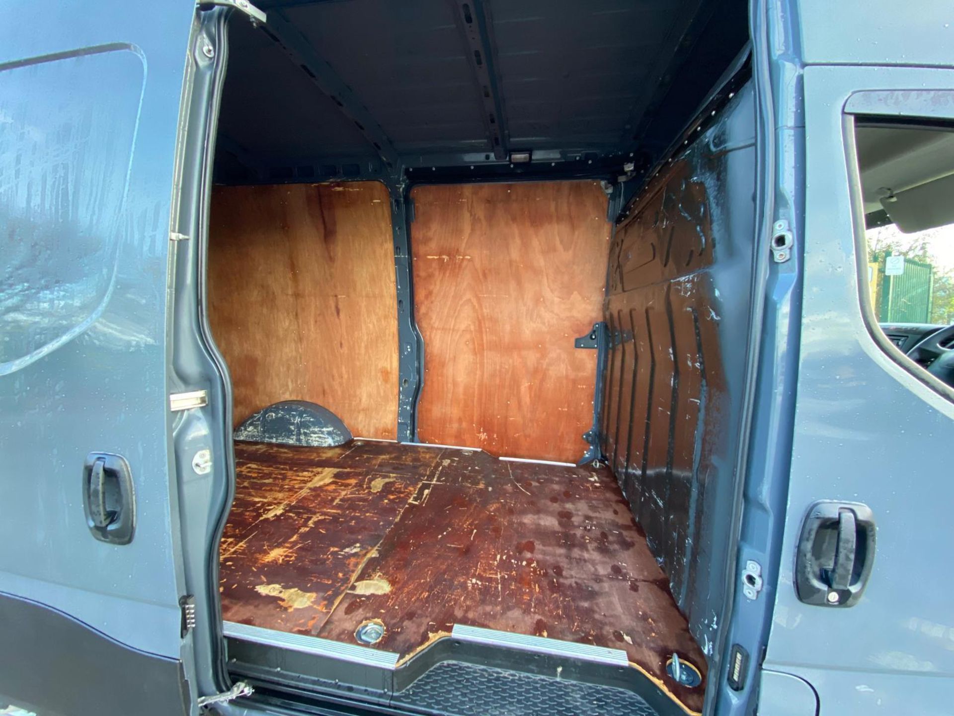FIRST-CLASS WORKHORSE: '17 IVECO DAILY, LOW MILES, EURO6 - Image 12 of 13