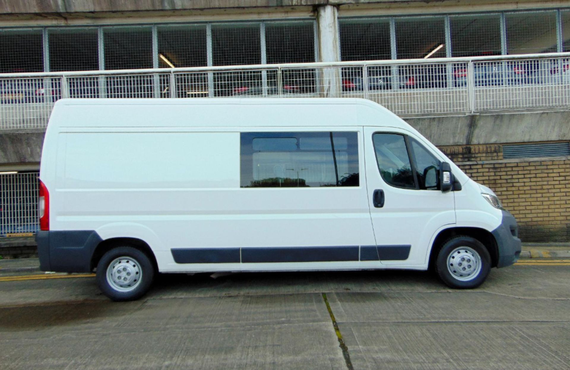 2015 RELAY CREW VAN: MOD DIRECT, LED LIGHTING, 9 SEATS - Image 3 of 17