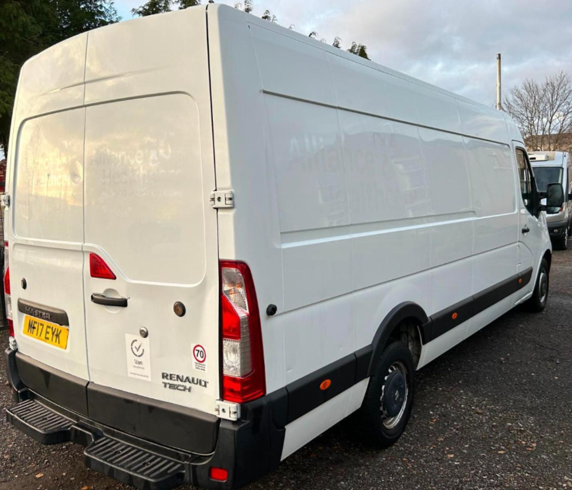 "HEALTHCARE CARGO CARRIER: 2017 RENAULT MASTER BUSINESS EXTRA" - Image 13 of 14