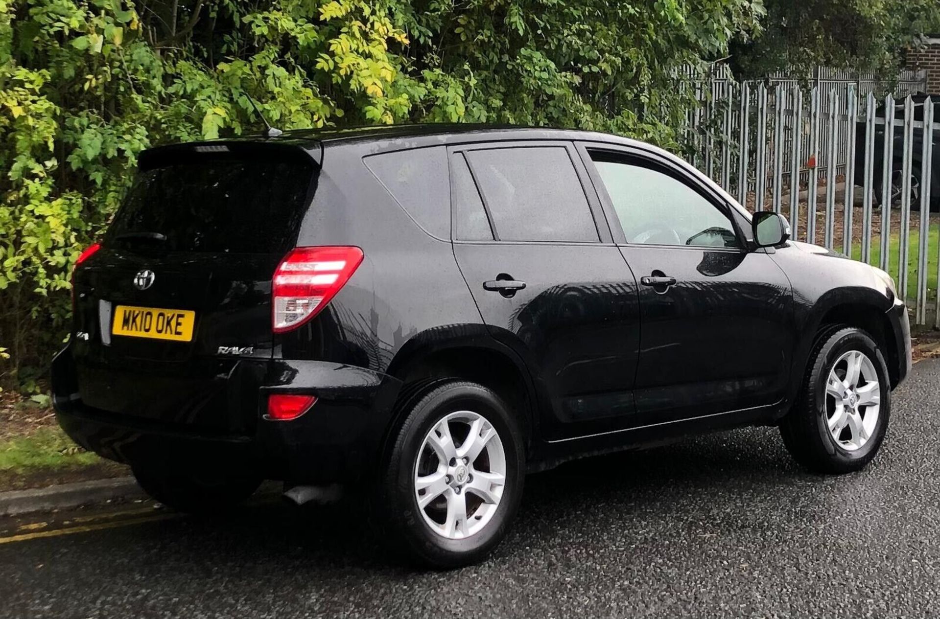 RELIABLE TOYOTA RAV4 2.2 D-4D XT-R: WELL-MAINTAINED 2010 MODEL - Image 8 of 14