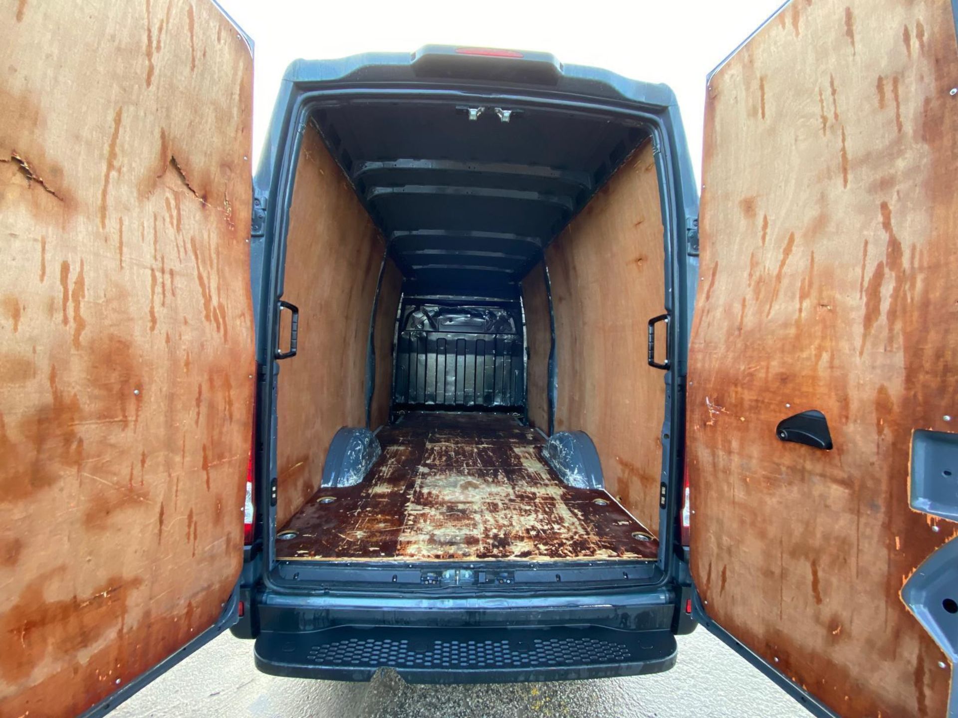 FIRST-CLASS WORKHORSE: '17 IVECO DAILY, LOW MILES, EURO6 - Image 10 of 13