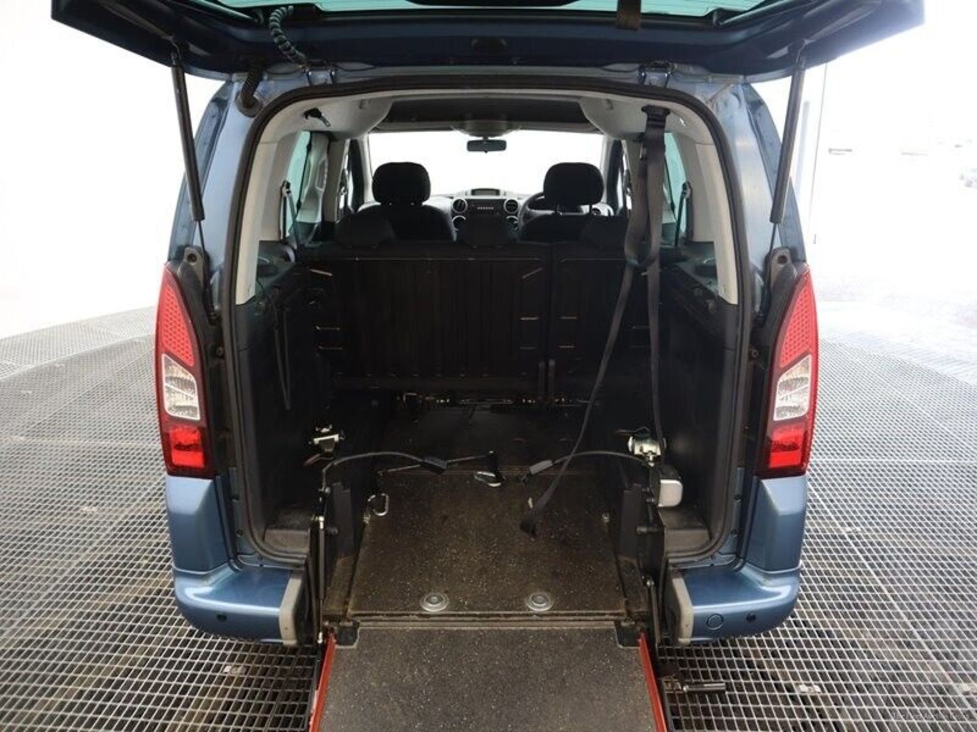 STREAMLINED MOBILITY: 2018/18 PEUGEOT PARTNER WHEELCHAIR ACCESS - Image 6 of 7
