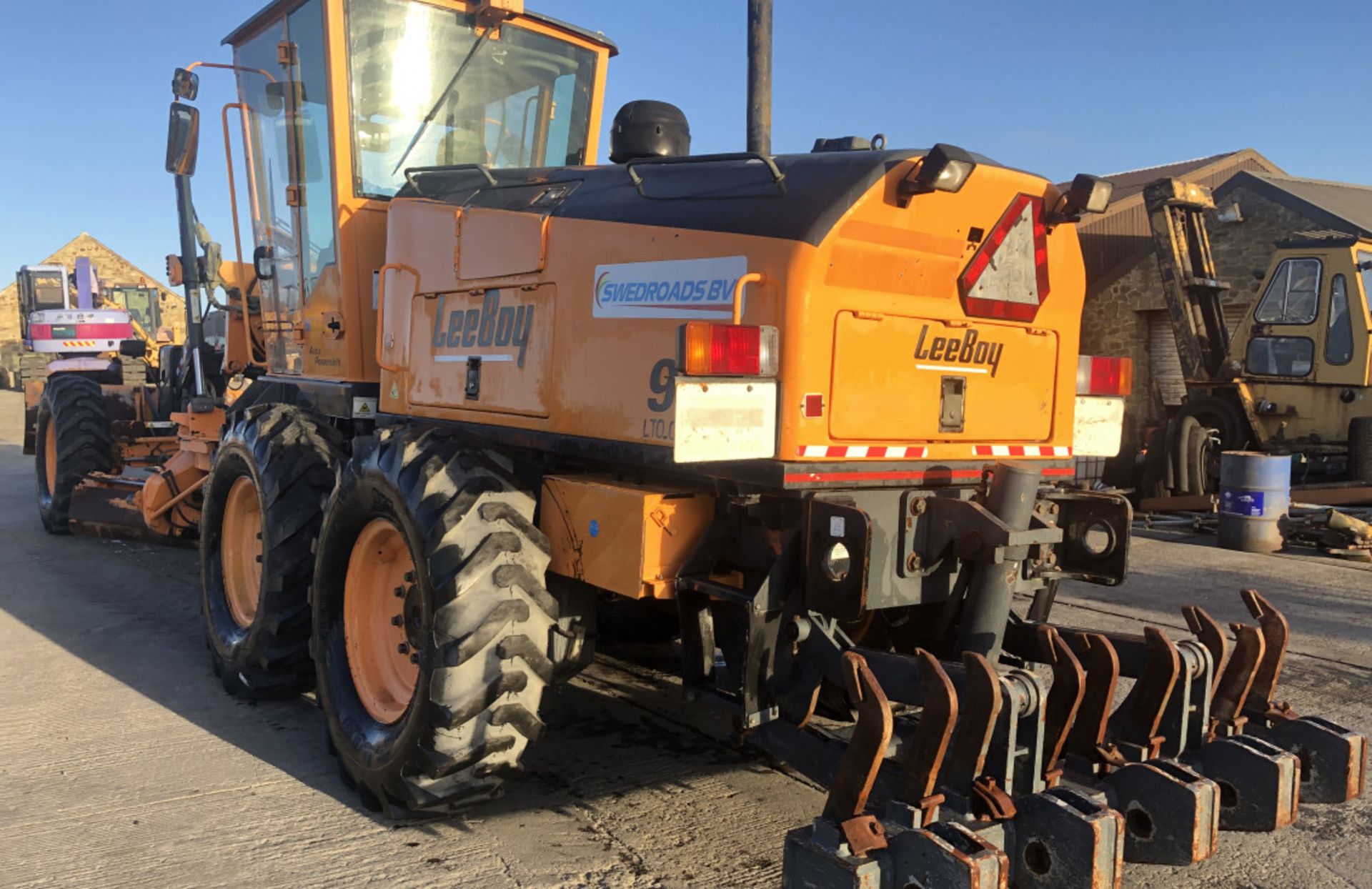 LEE BOY 985 MOTOR GRADER ( SAME SIZE AS CAT 14 H - Image 7 of 11