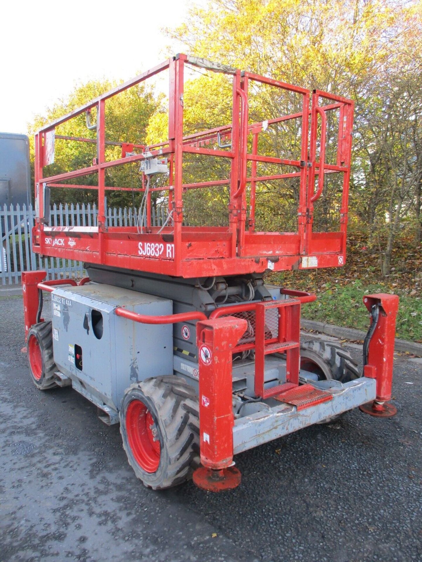 LEVELLING LEGACY: SKYJACK SJ6832'S STURDY 3770KG FRAME - Image 6 of 13