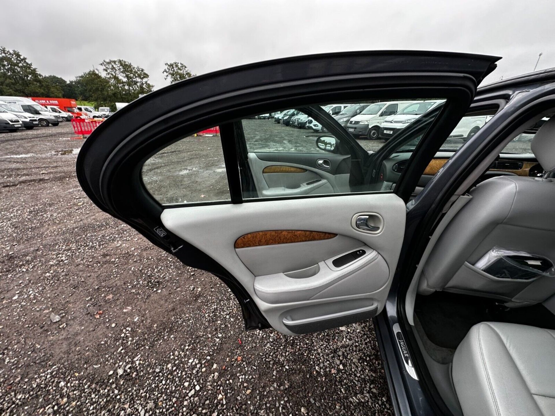 LUXURIOUS GREY JAGUAR S-TYPE - 133K MILES - STARTS AND RUNS PERFECT - NO VAT ON HAMMER - Image 5 of 15