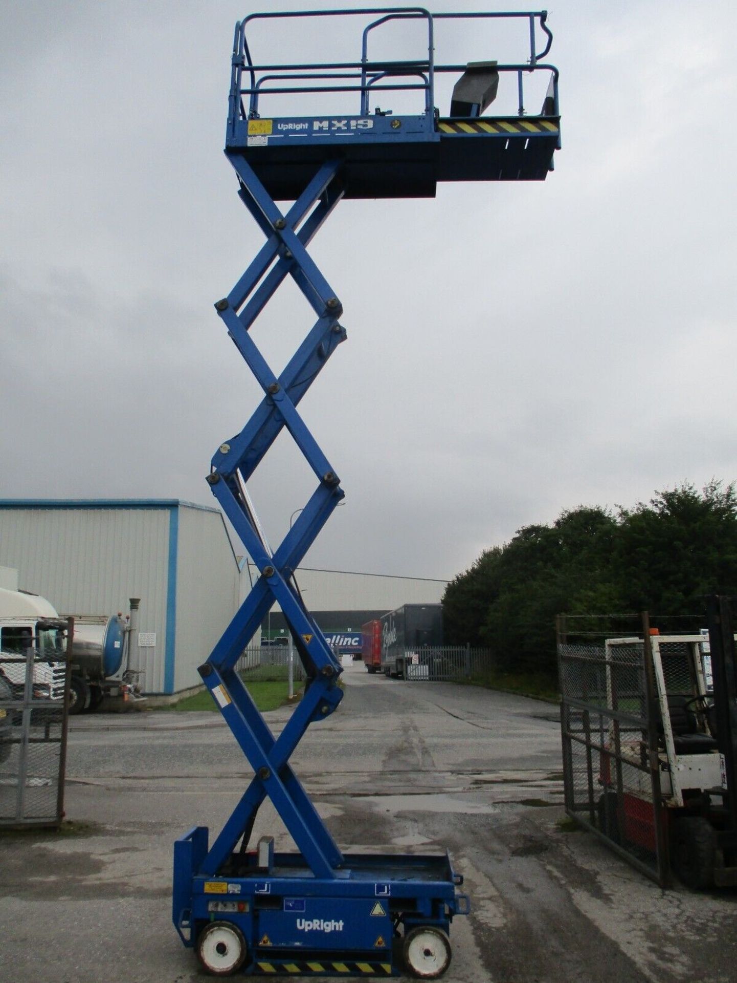 2007 UPRIGHT MX19 SCISSOR LIFT ACCESS PLATFORM CHERRY PICKER GENIE 3219 SKYJACK - Image 2 of 11