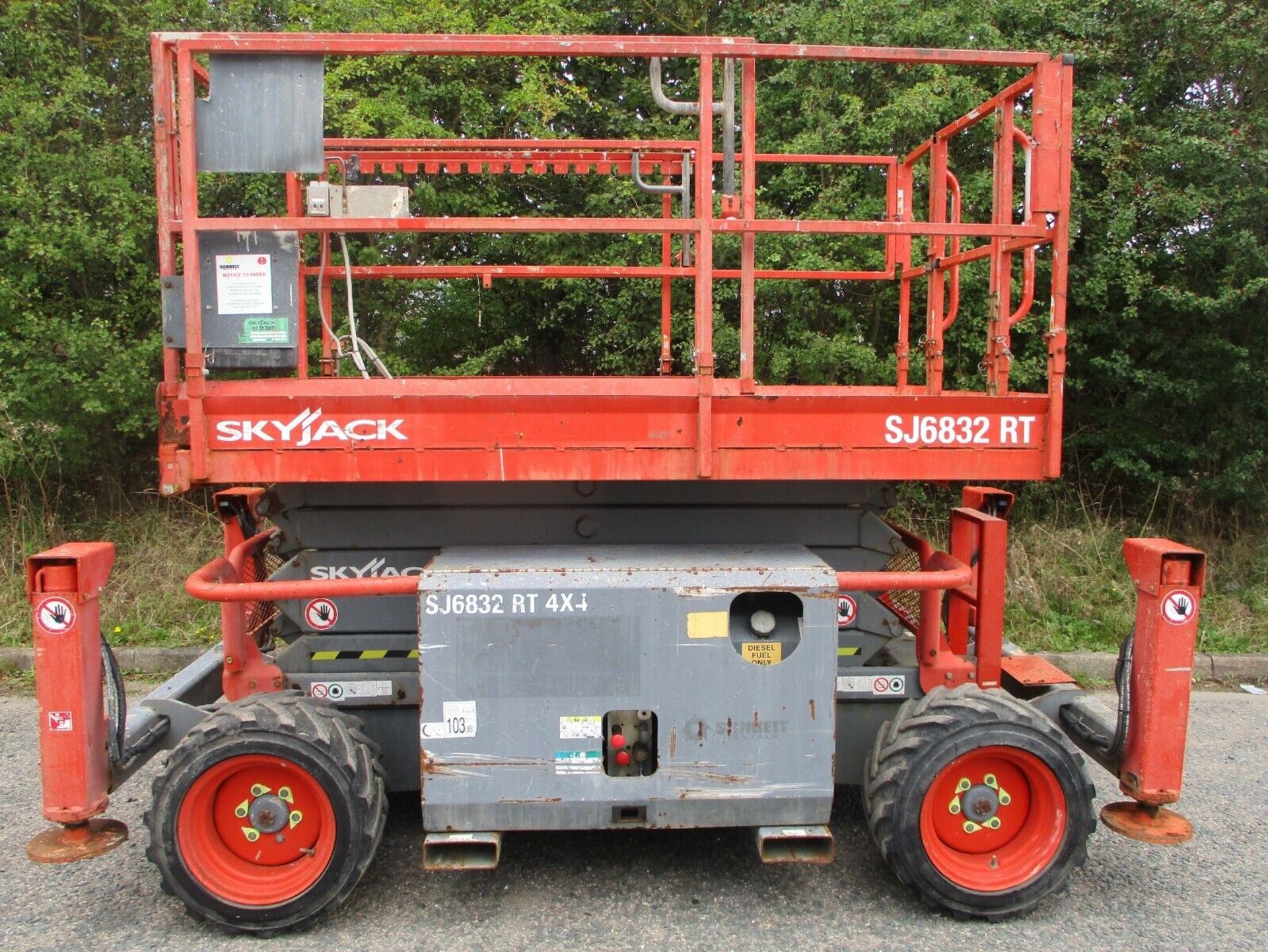 YEAR 2015 ASCENSION: SKYJACK SJ6832 REACHES 11.7M WITH KUBOTA ENGINE - Image 5 of 10