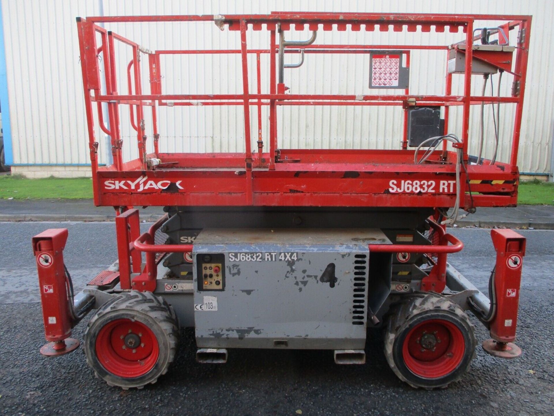 LEVELLING LEGACY: SKYJACK SJ6832'S STURDY 3770KG FRAME