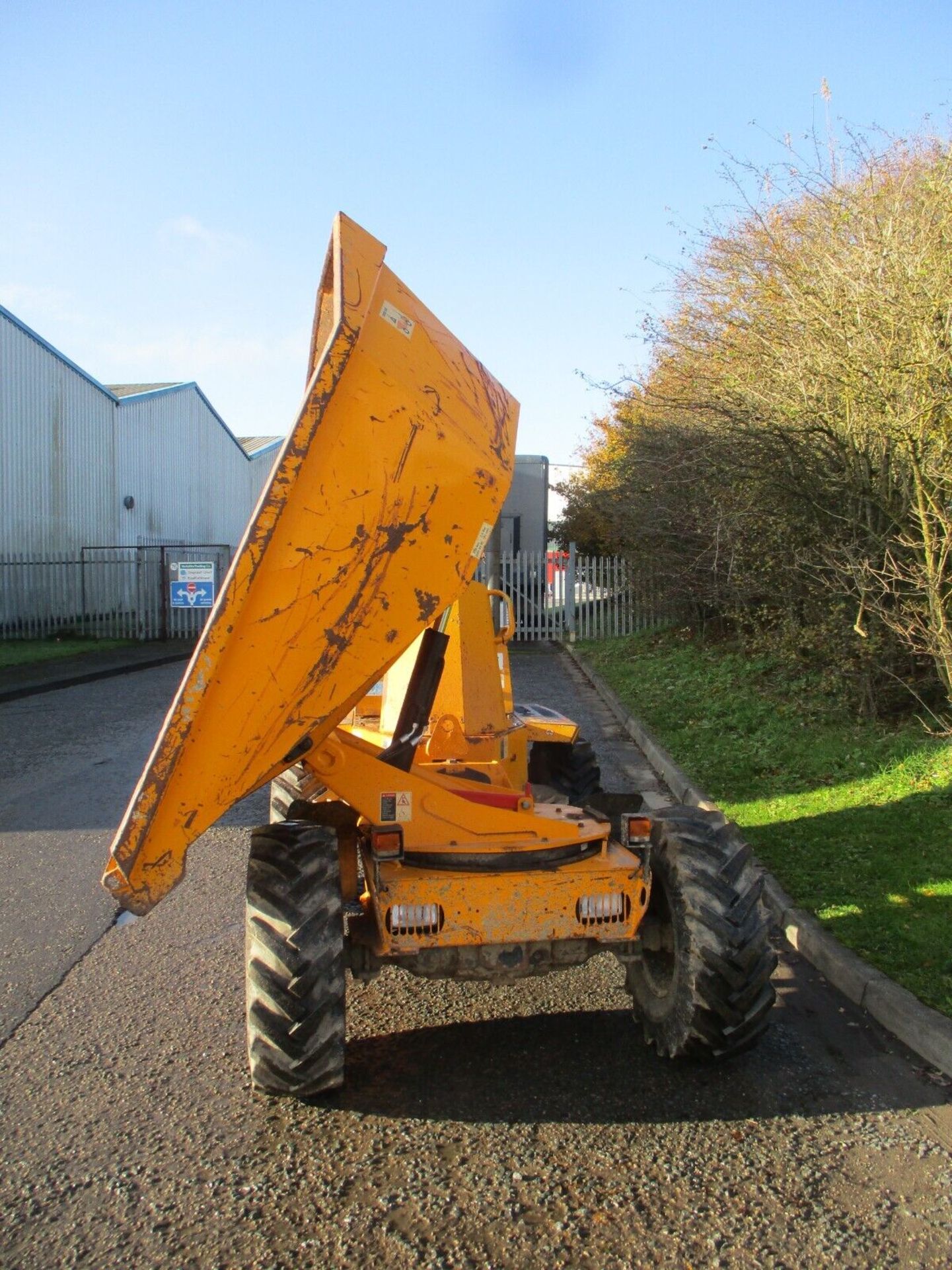 2011 THWAITES 3 TON DUMPER - Image 3 of 15