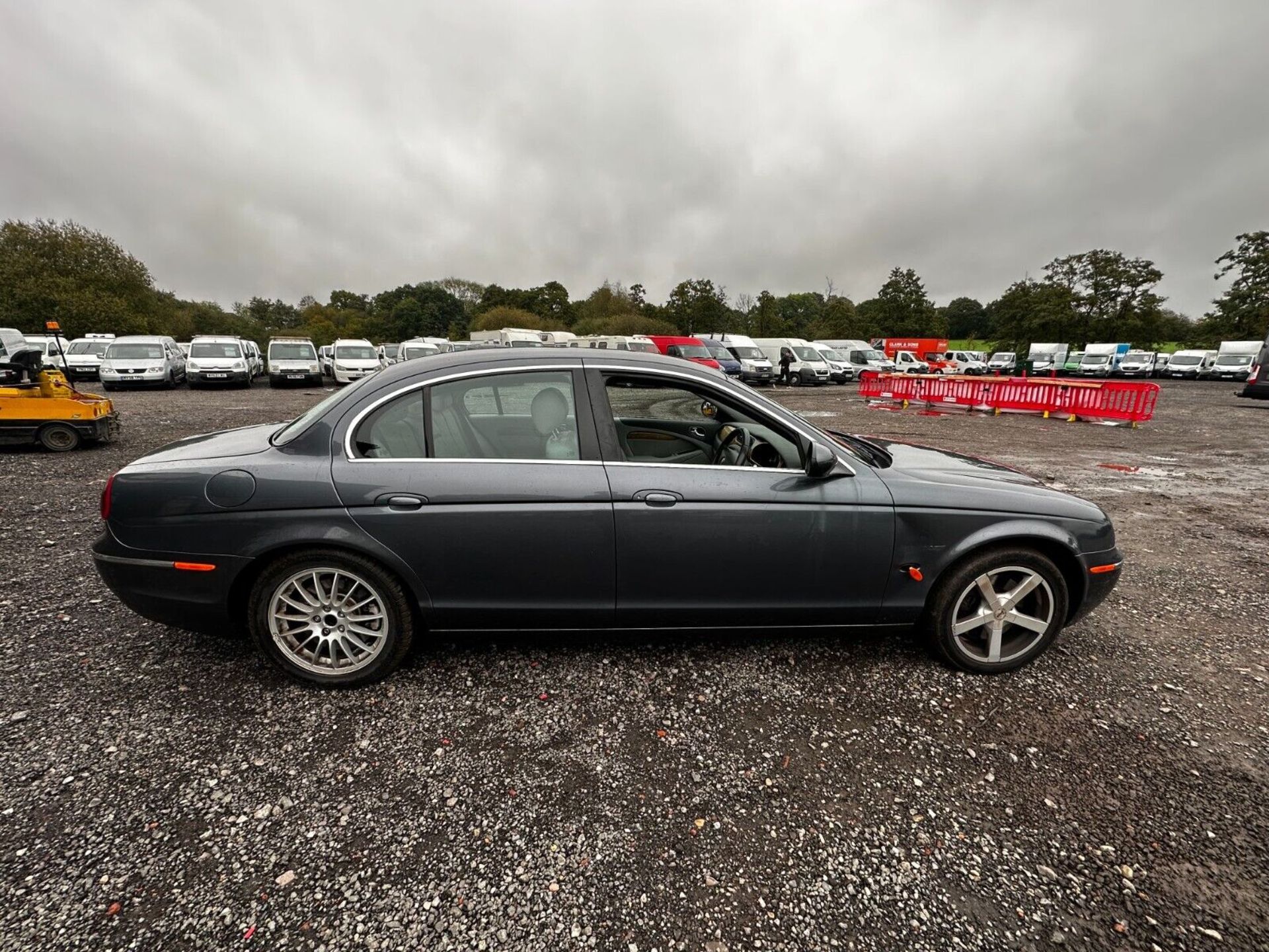 LUXURIOUS GREY JAGUAR S-TYPE - 133K MILES - STARTS AND RUNS PERFECT - NO VAT ON HAMMER