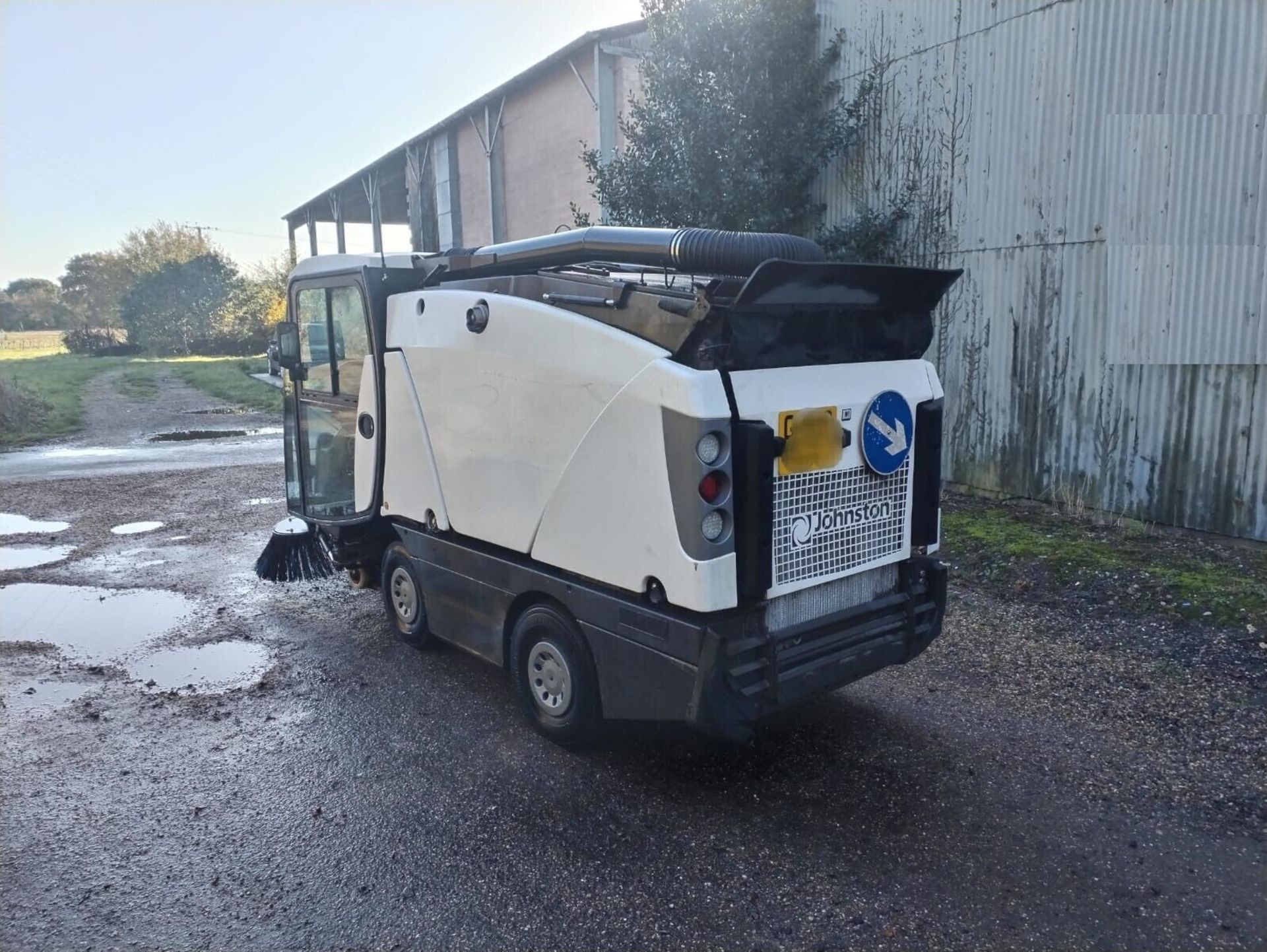 2013 JOHNSTON ROAD SWEEPER HYDROSTATIC - Image 3 of 7