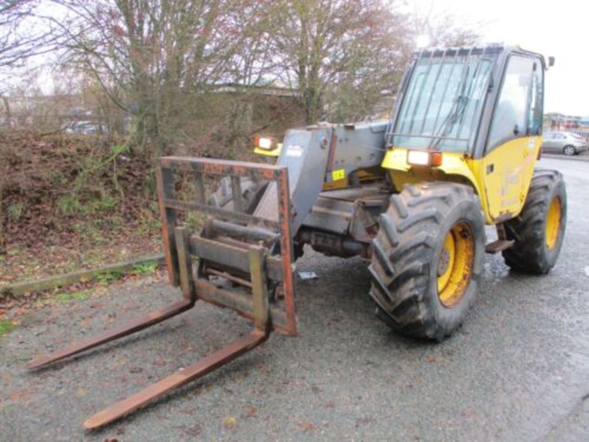 NEW HOLLAND LM410 TELEHANDLER: 2.8 TON LIFT - Image 2 of 8