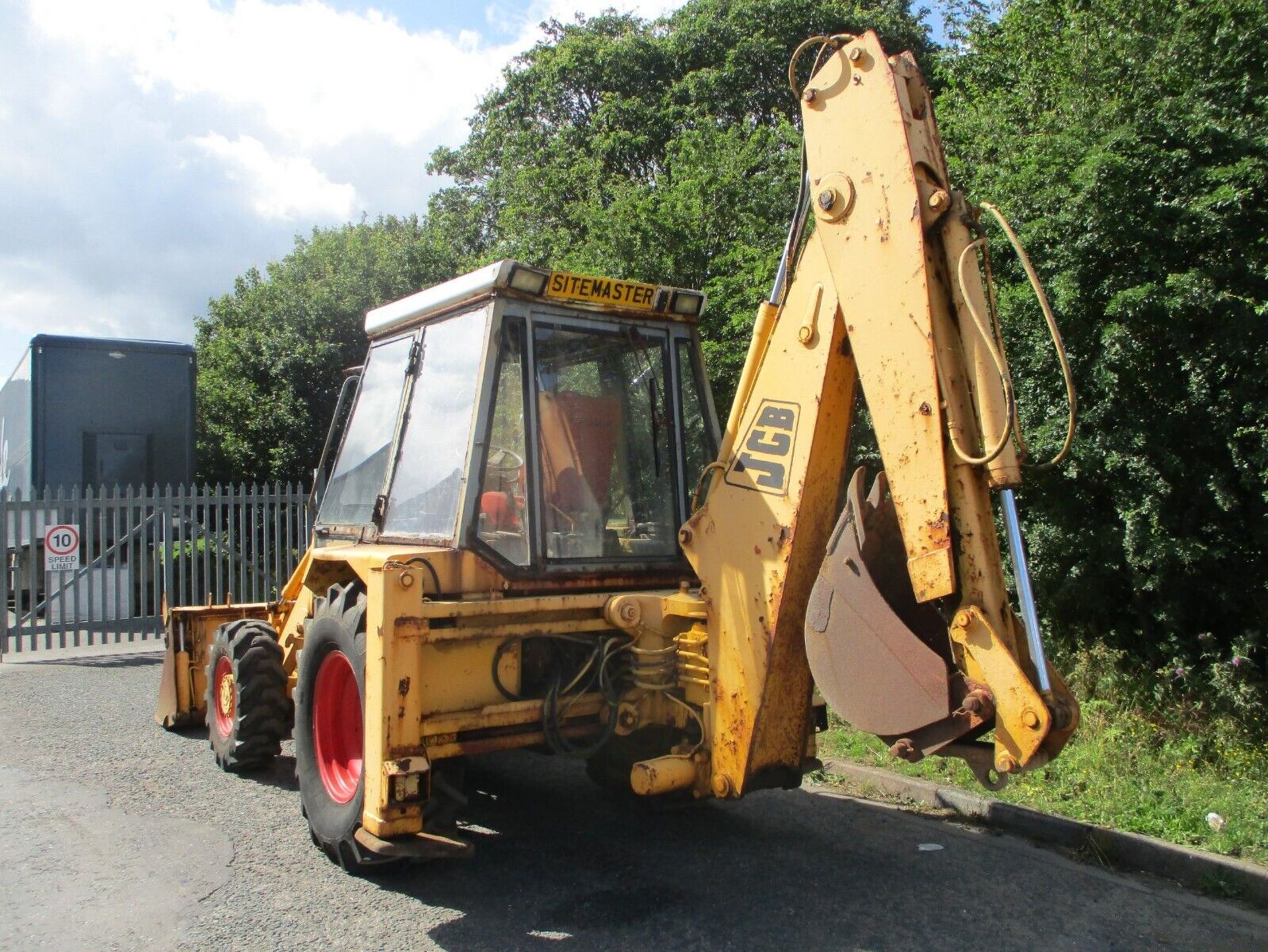 JCB 3CX: THE ULTIMATE 4X4 LOADER AND DIGGER - Image 5 of 15