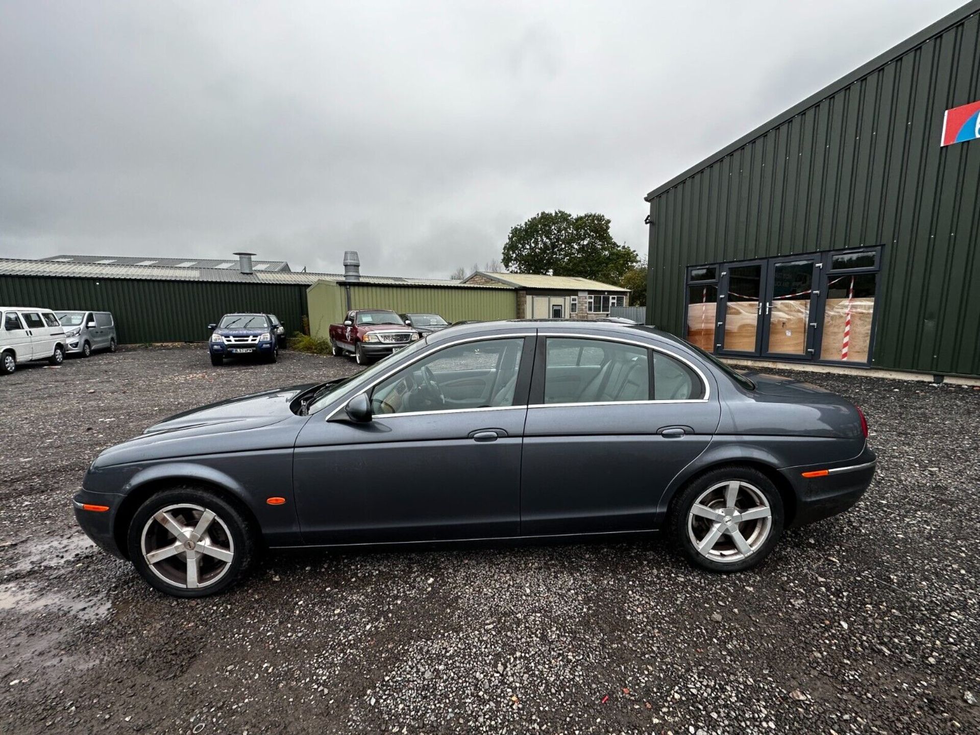 LUXURIOUS GREY JAGUAR S-TYPE - 133K MILES - STARTS AND RUNS PERFECT - NO VAT ON HAMMER - Image 13 of 15