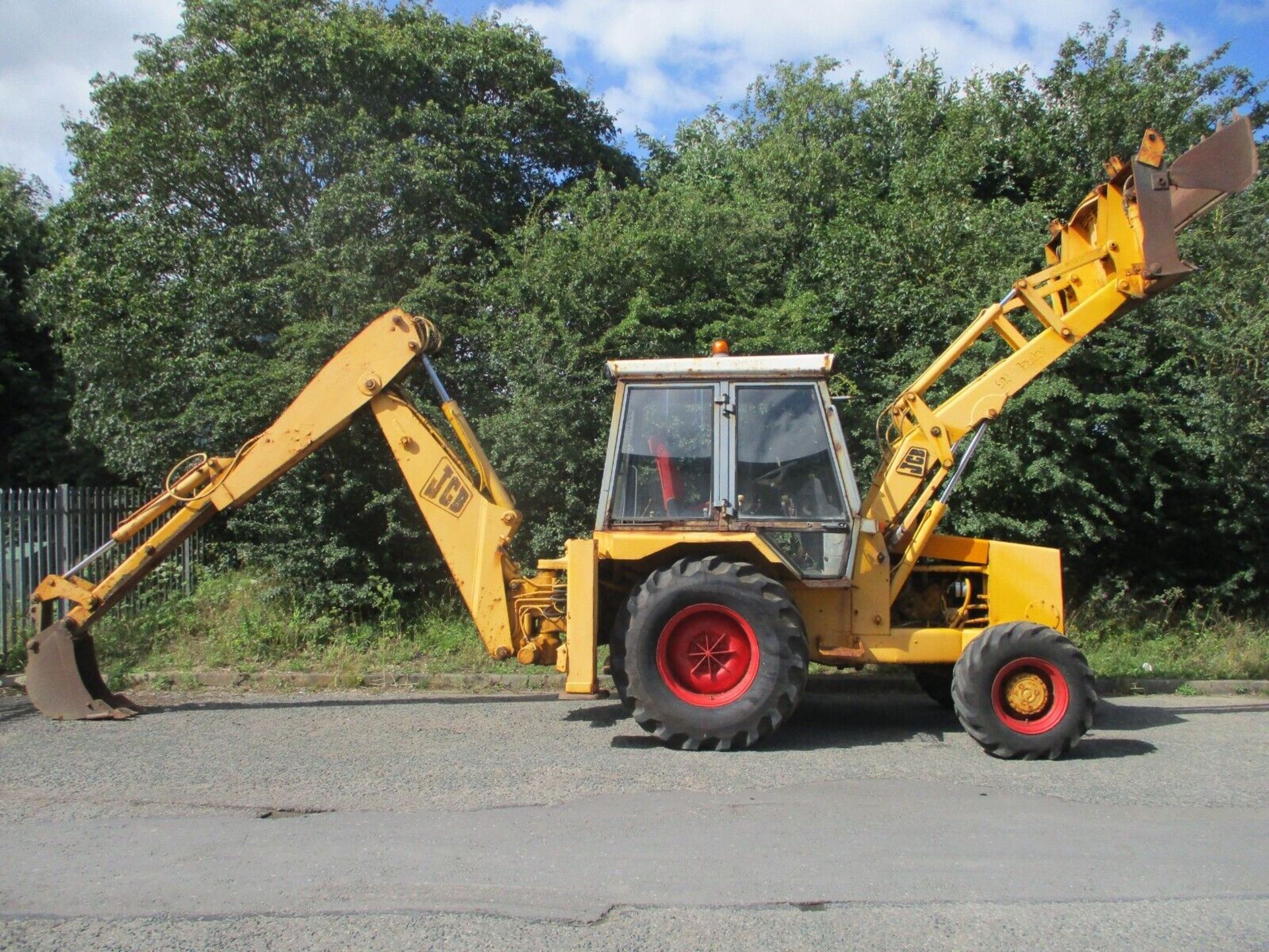 JCB 3CX: THE ULTIMATE 4X4 LOADER AND DIGGER - Image 15 of 15