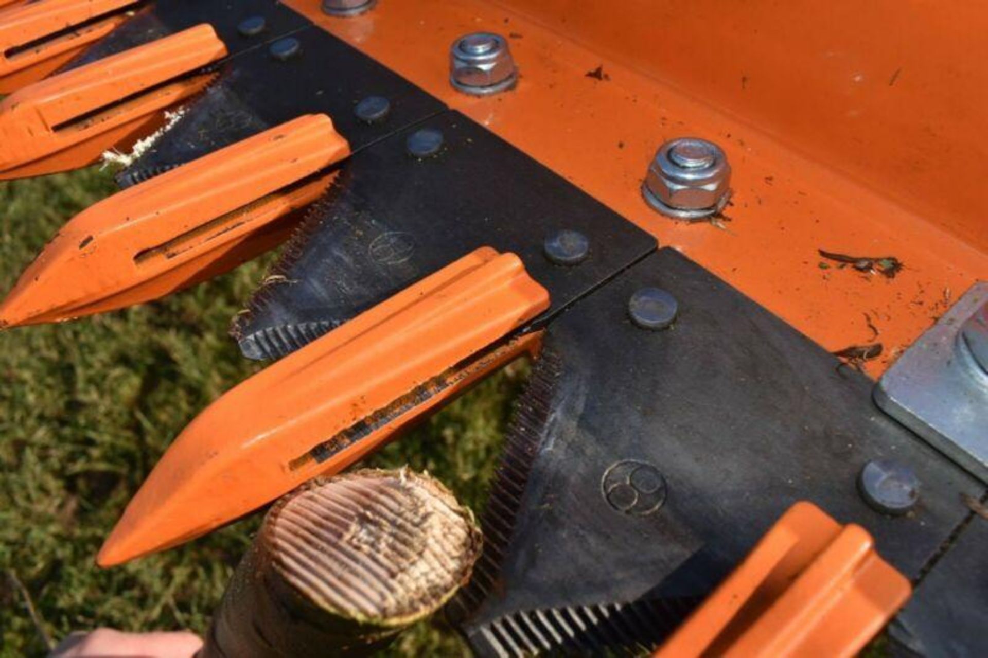 EFFICIENCY UNLEASHED: T190 FINGERBAR HEDGE CUTTER FOR FAST, CLEAN RESULTS - Image 12 of 12