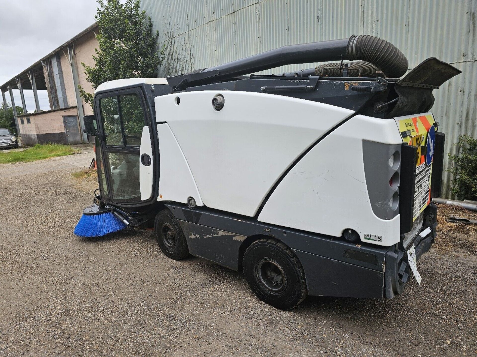 2014 JOHNSTON CX201 PRECINCT ROAD SWEEPER AIR CON - Image 2 of 5