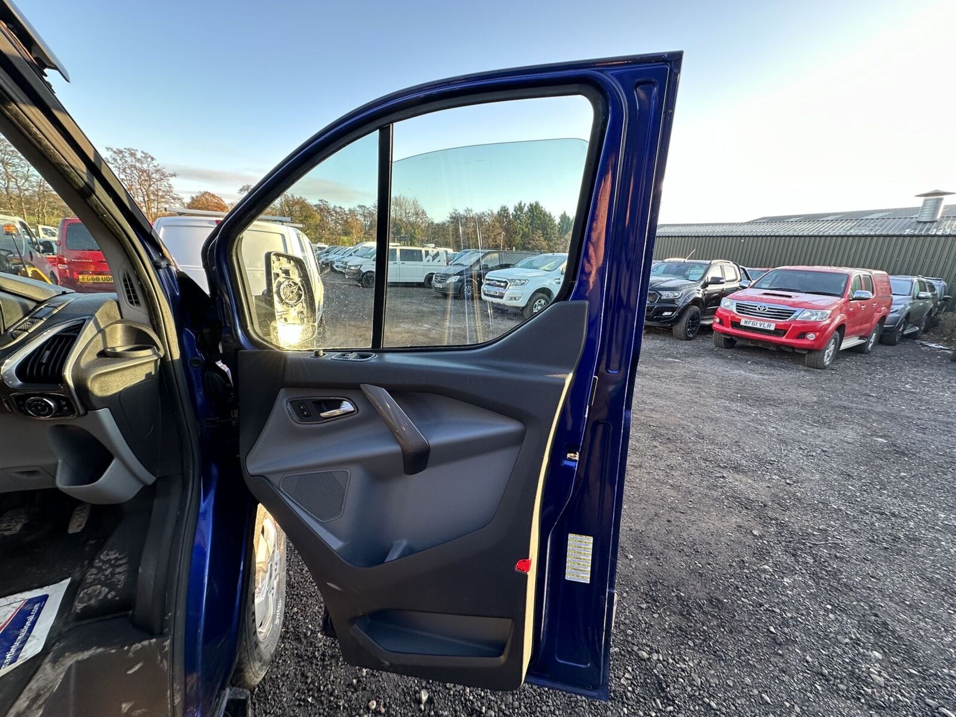 POWERFUL EFFICIENCY: 2016 FORD TRANSIT CUSTOM 2.2 TDCI LIMITED (NO VAT ON HAMMER) - Image 9 of 19