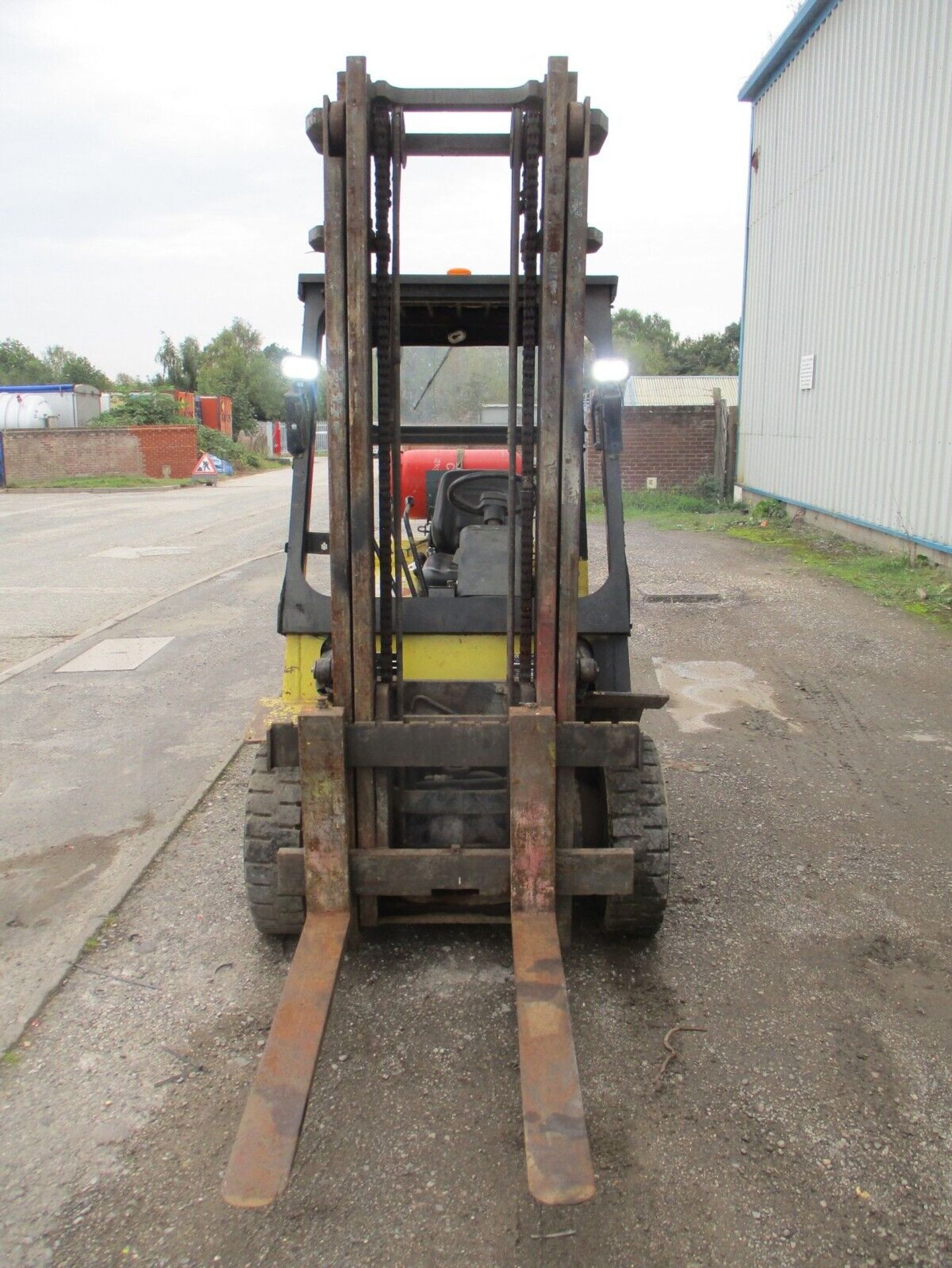 LIFTS 3000KG CAT GP30 FORKLIFT - Image 2 of 11