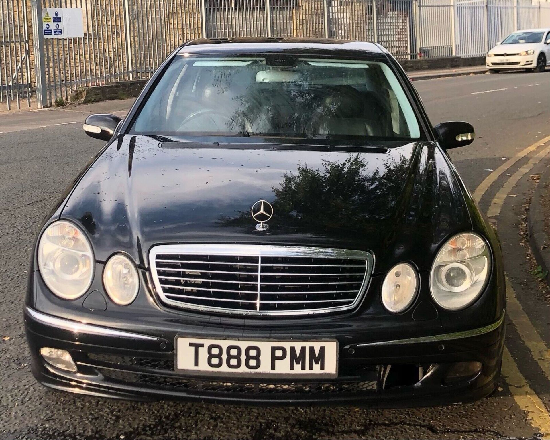 CLASSIC SOPHISTICATION: MERCEDES-BENZ E220 AVANTGARDE SALOON - Image 7 of 7