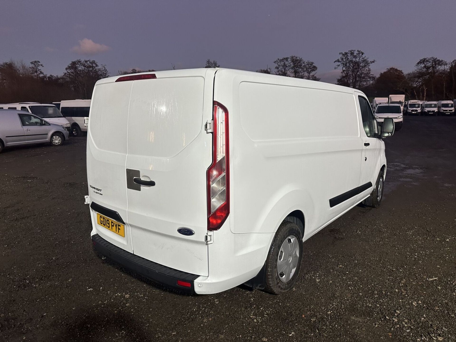 **(ONLY 37K MILEAGE)** GREAT OPPORTUNITY: 2019 FORD TRANSIT CUSTOM 300 L2 DIESEL FWD - Image 3 of 15