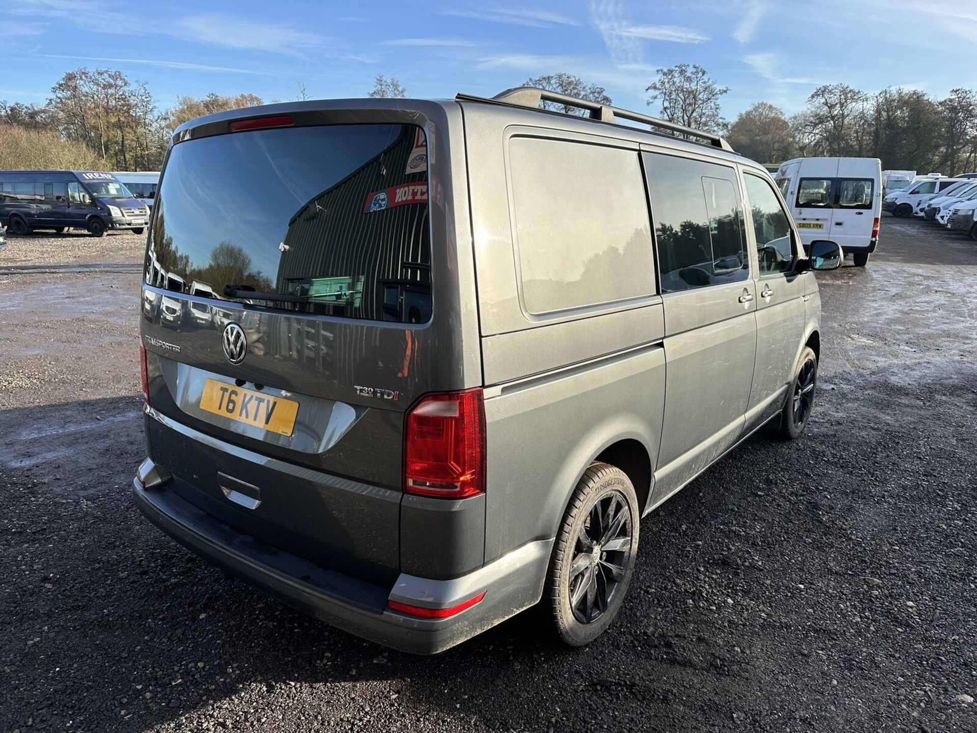 **(ONLY 30K MILEAGE)** PRECISION AND CLASS: 2018 VW TRANSPORTER KOMBI DAY VAN - NO VAT ON HAMMER - Image 3 of 7