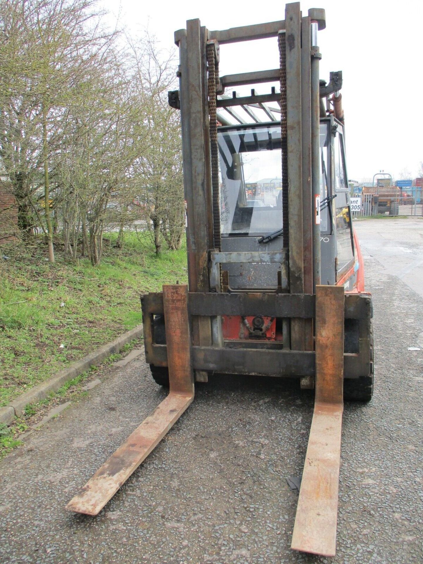 LINDE H70D FORKLIFT: LIFTING POWERHOUSE AT 6500KG - Image 12 of 15