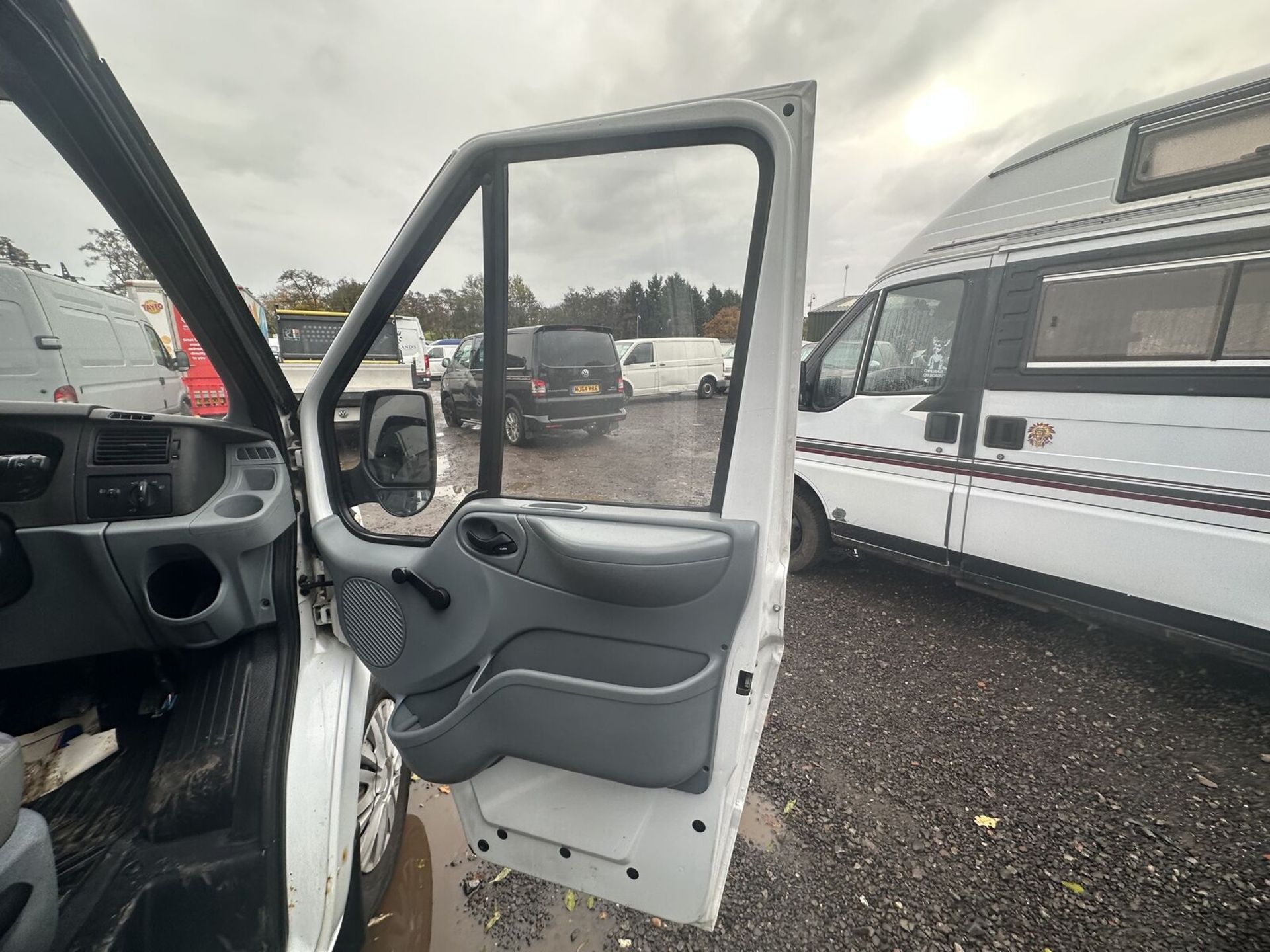 EXPLORE FREELY: 2007 FORD TRANSIT 115 CAMPER - YOUR ROAD-READY ESCAPE - NO VAT ON HAMMER - Image 9 of 15