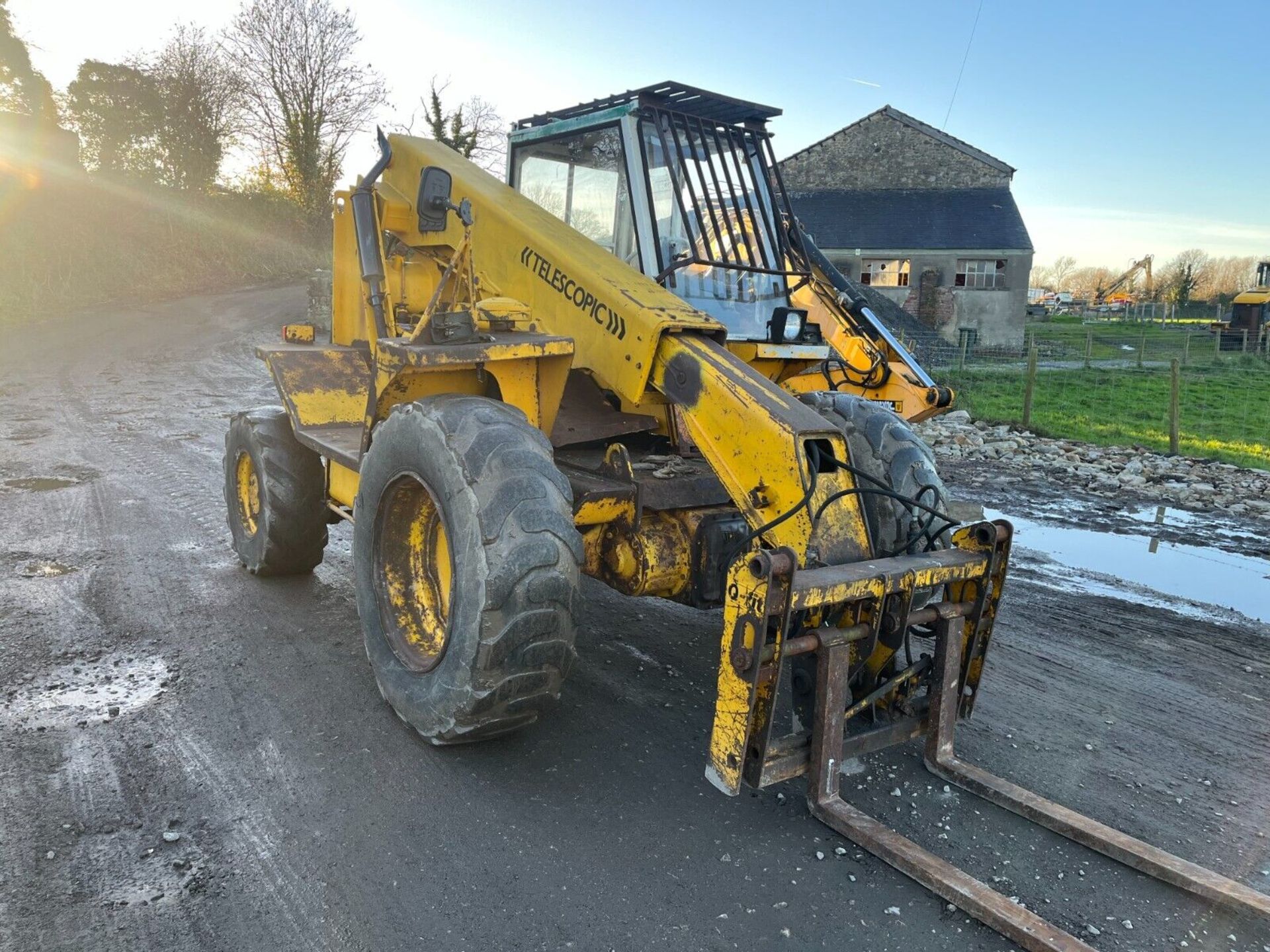 POWERFUL PRECISION: JCB 520-4 TELESCOPIC MUSCLE - Image 12 of 14