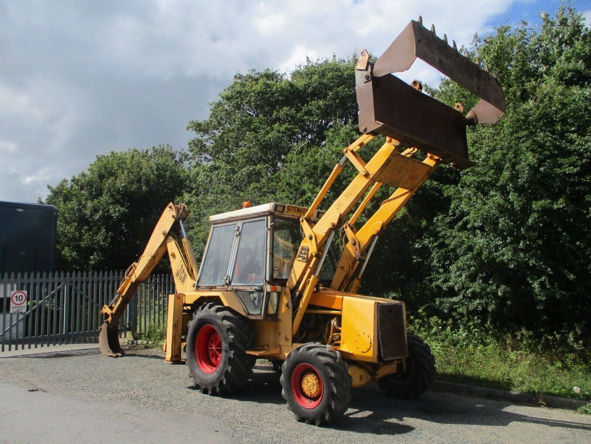 JCB 3CX: THE ULTIMATE 4X4 LOADER AND DIGGER - Image 13 of 15