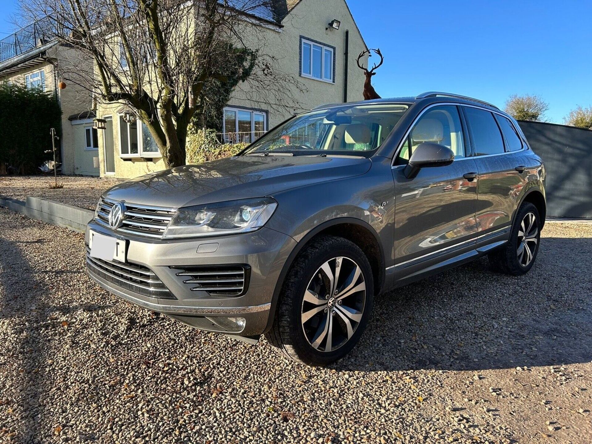 LUXURY DRIVES: 2015 VW TOUAREG R-LINE 3.0 TDI BLUEMOTION - Image 11 of 12