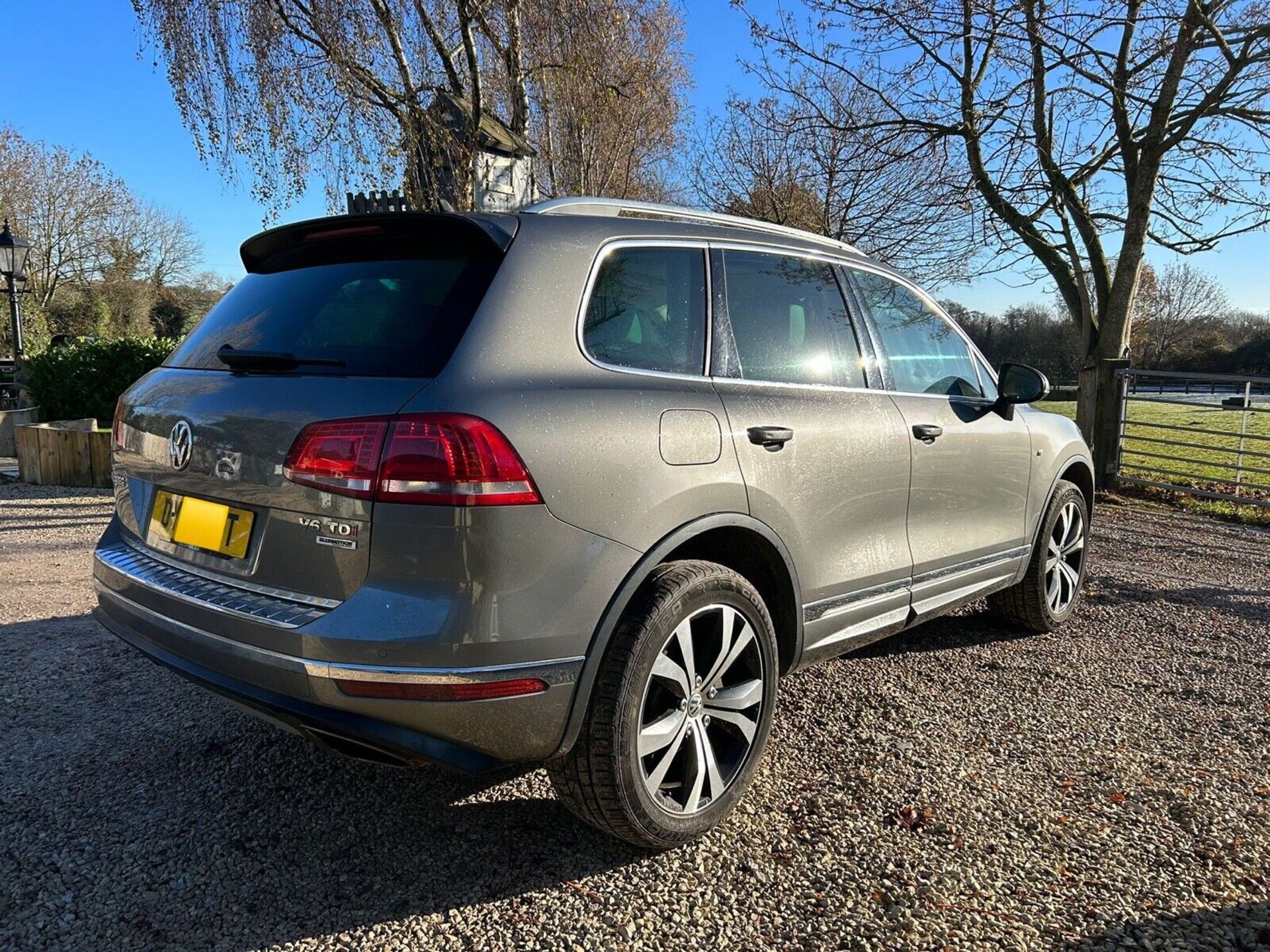 LUXURY DRIVES: 2015 VW TOUAREG R-LINE 3.0 TDI BLUEMOTION - Image 10 of 12