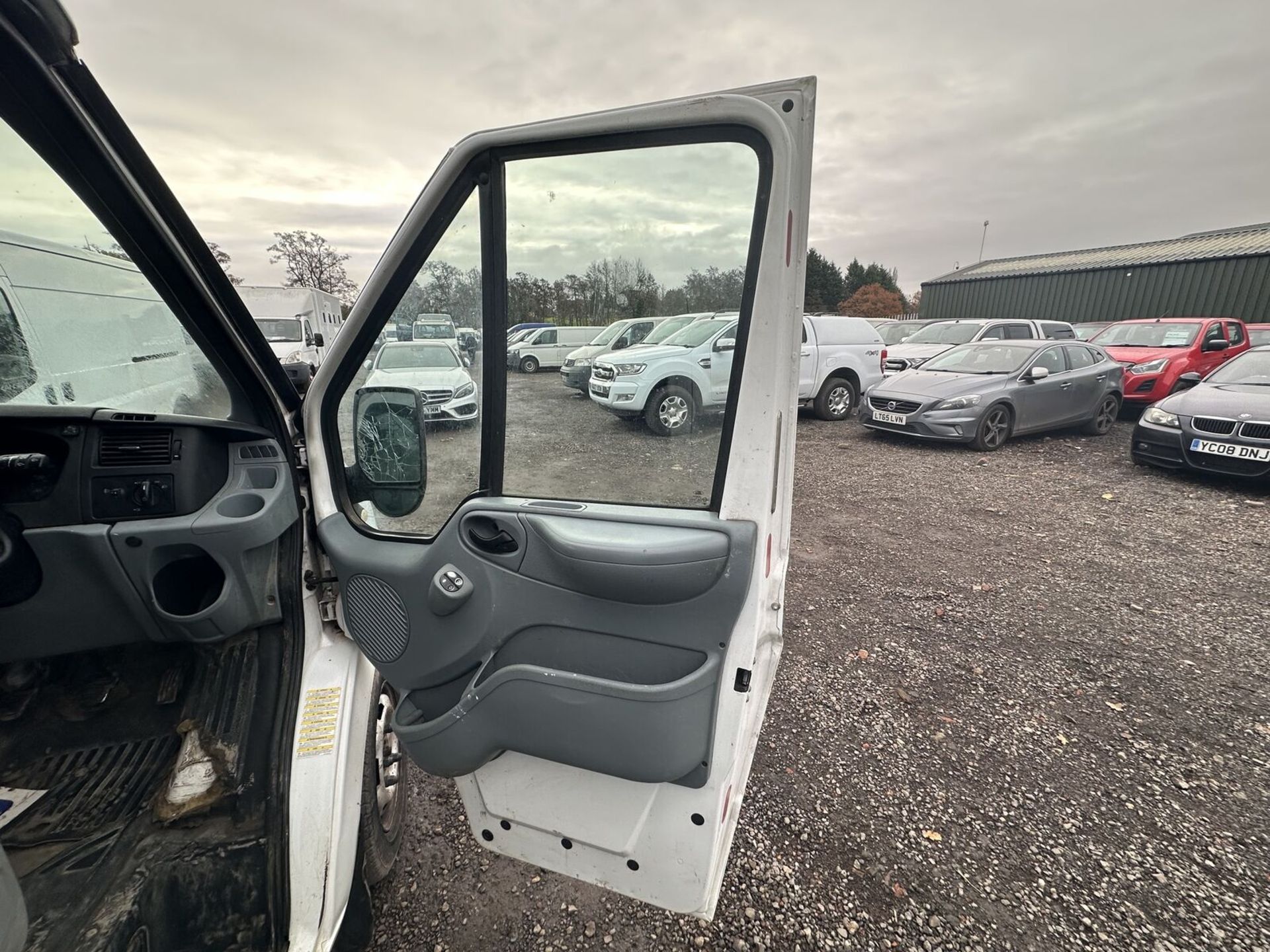 RELIABLE HAULING COMPANION: 60 PLATE FORD TRANSIT - NO VAT ON HAMMER - Image 2 of 15