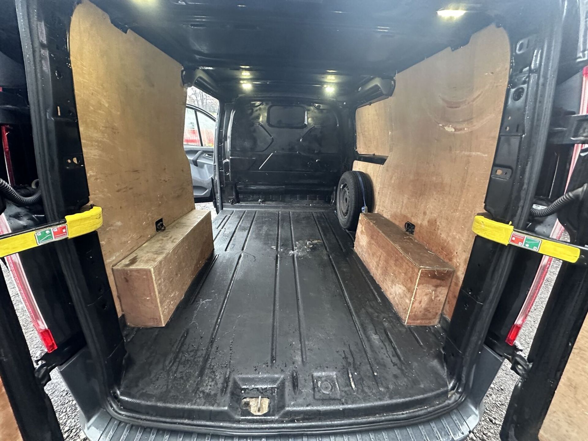 SLEEK BLACK PANEL VAN: 2015 FORD TRANSIT CUSTOM (NO VAT ON HAMMER) - Image 12 of 15