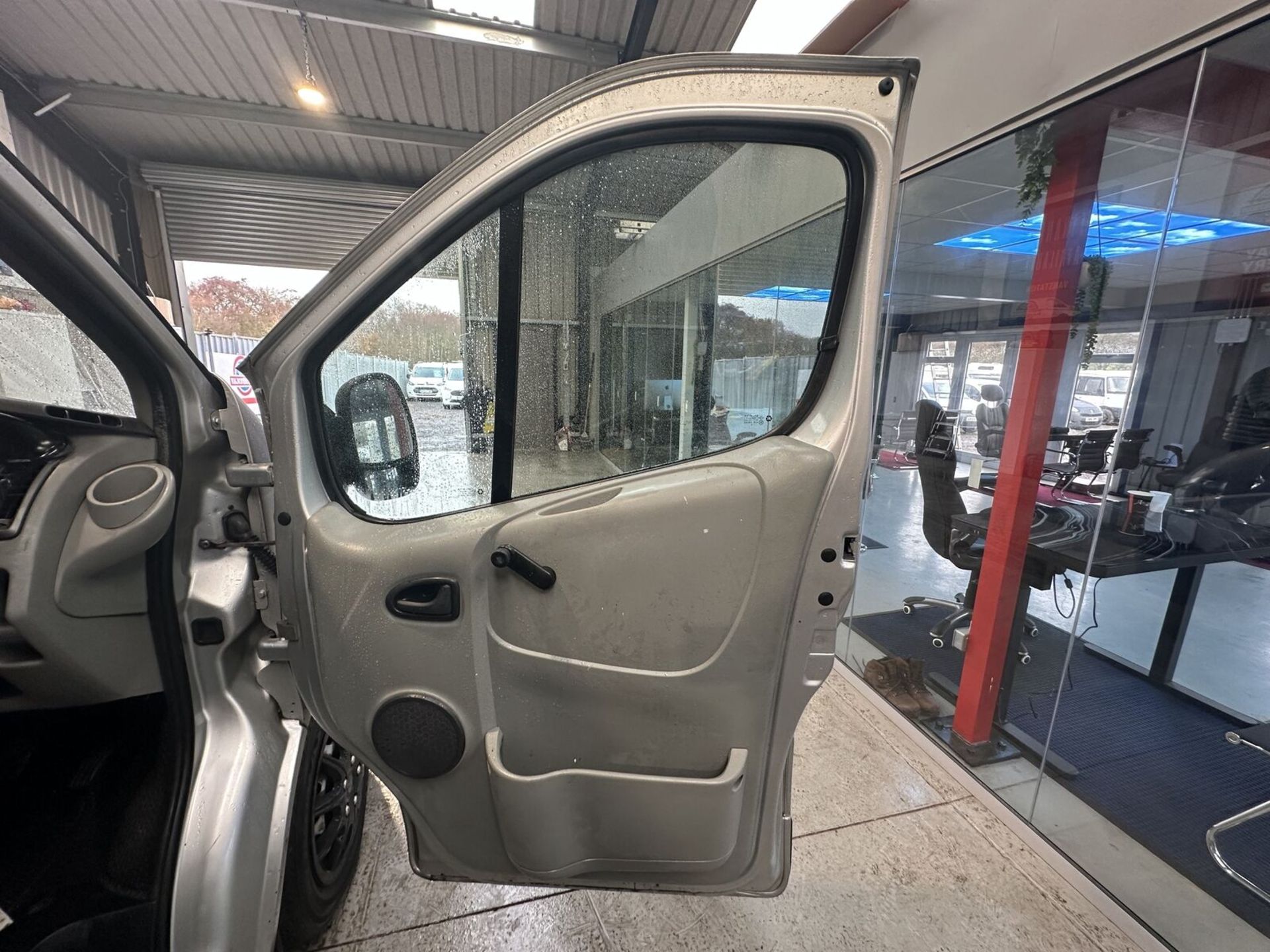 SILVER STEED: 2009 VIVARO TRAFIC LWB, 1 OWNER, MOT'D - (NO VAT ON HAMMER) - Image 12 of 14