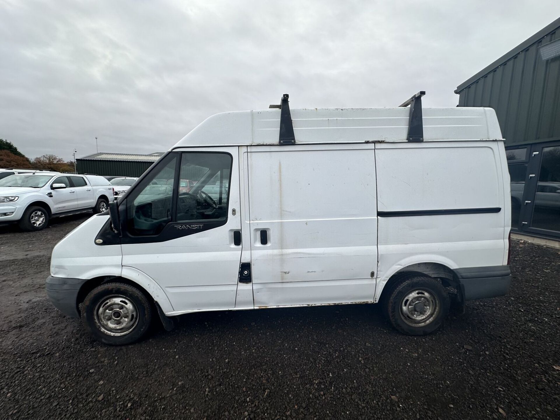 RELIABLE HAULING COMPANION: 60 PLATE FORD TRANSIT - NO VAT ON HAMMER