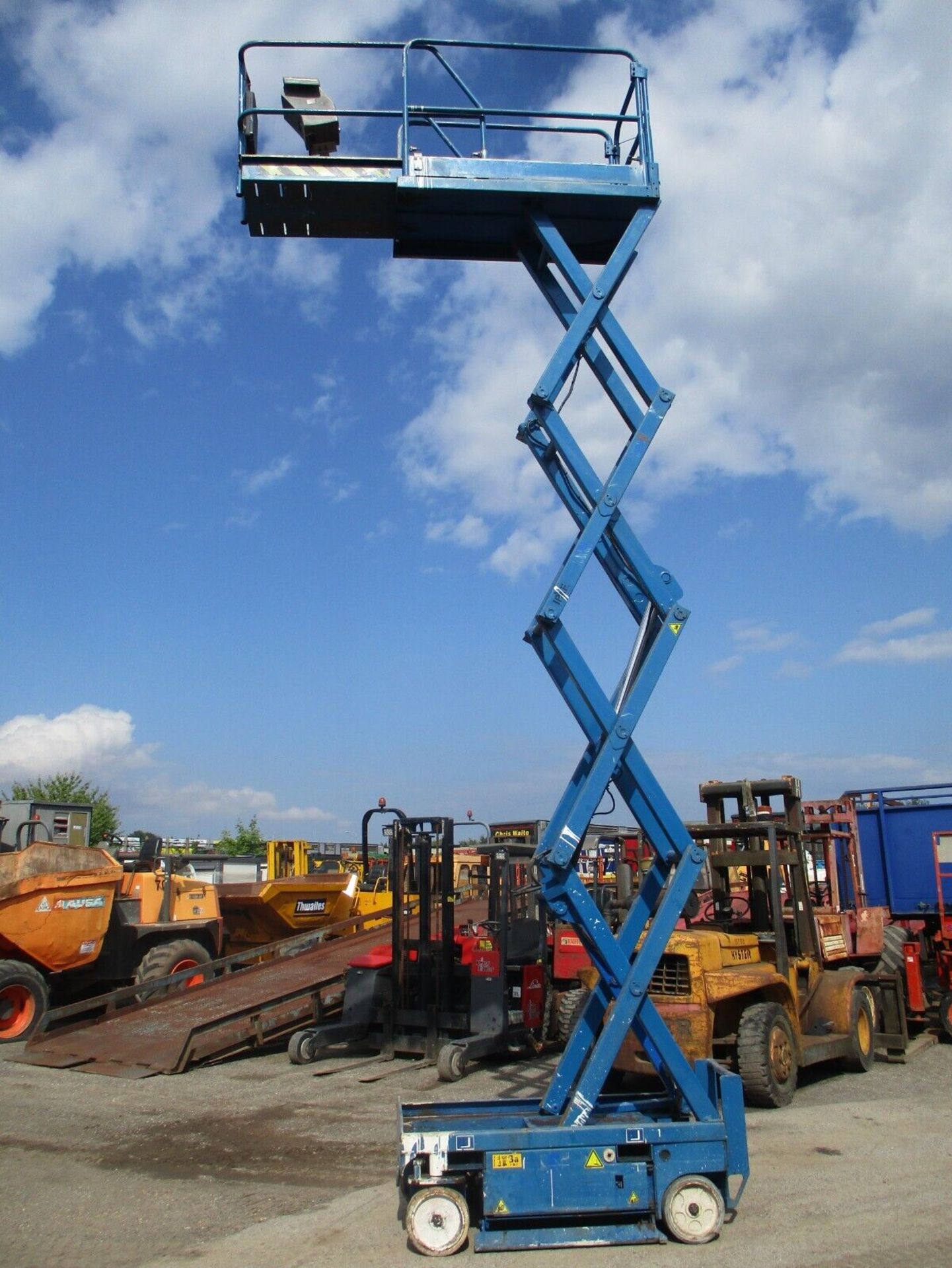 UPRIGHT MX19 SCISSOR LIFT ACCESS PLATFORM CHERRY PICKER GENIE 3219 SKYJACK - Image 2 of 12