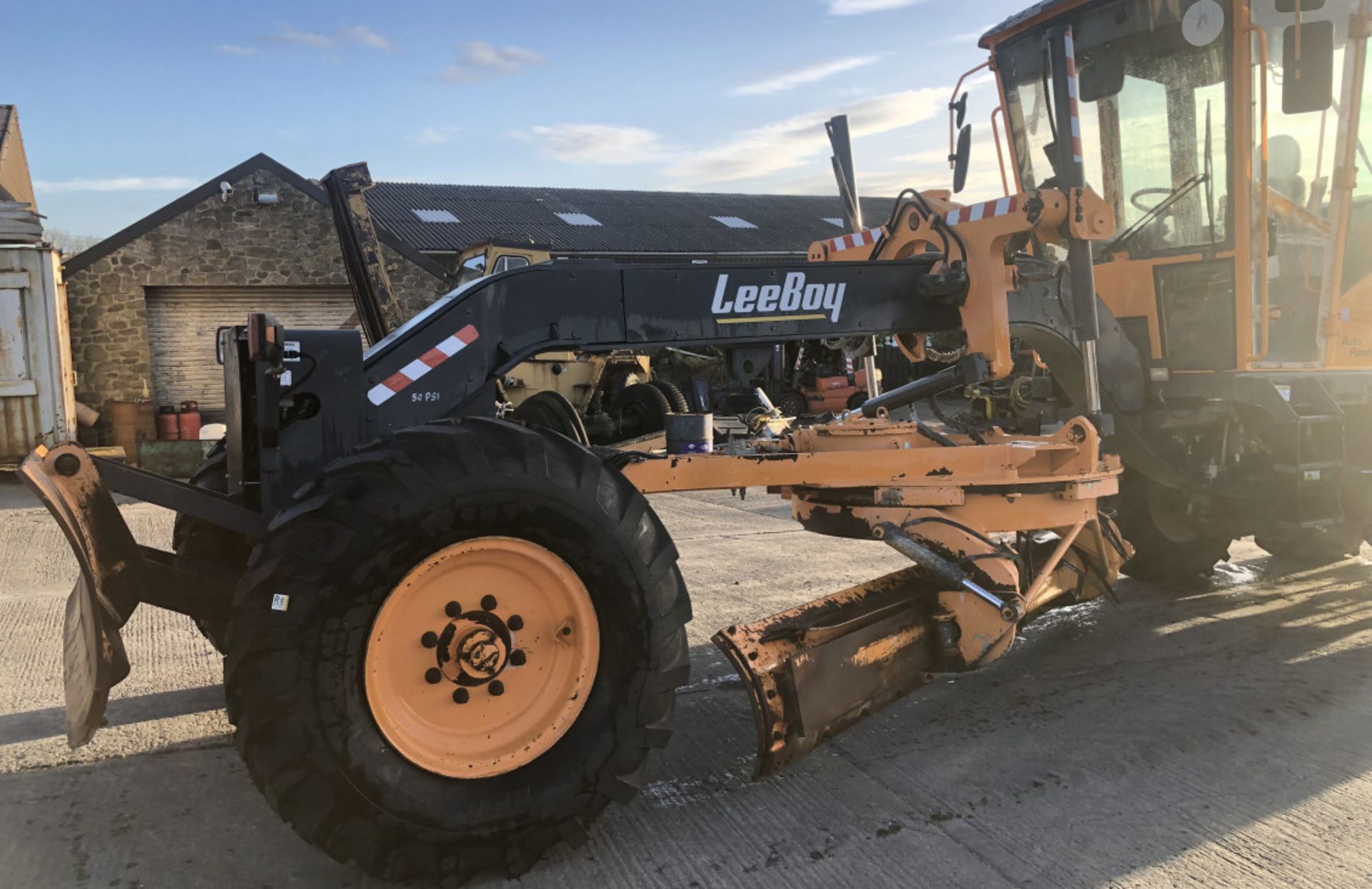 LEE BOY 985 MOTOR GRADER ( SAME SIZE AS CAT 14 H - Image 8 of 11