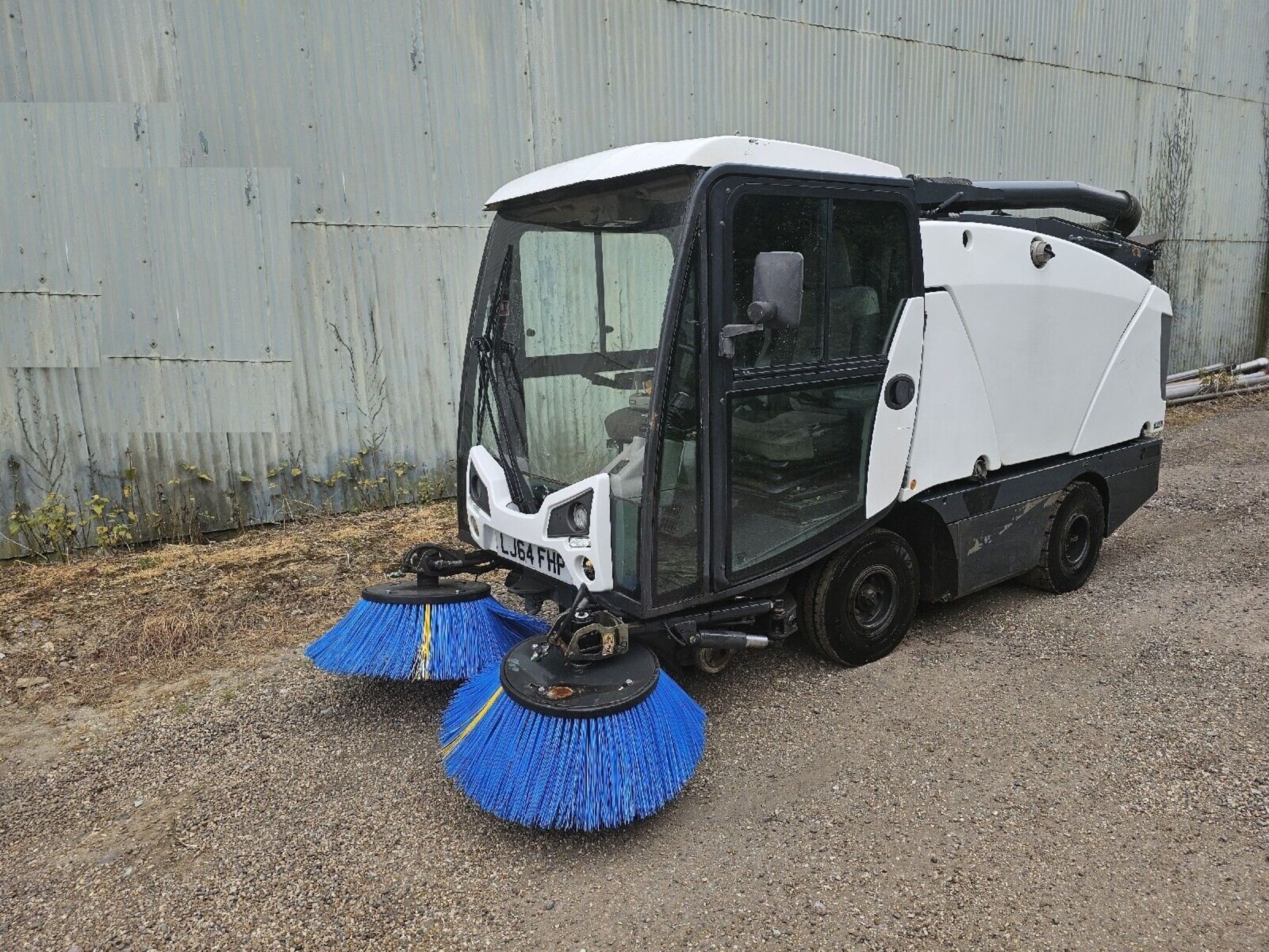 2014 JOHNSTON CX201 PRECINCT ROAD SWEEPER AIR CON