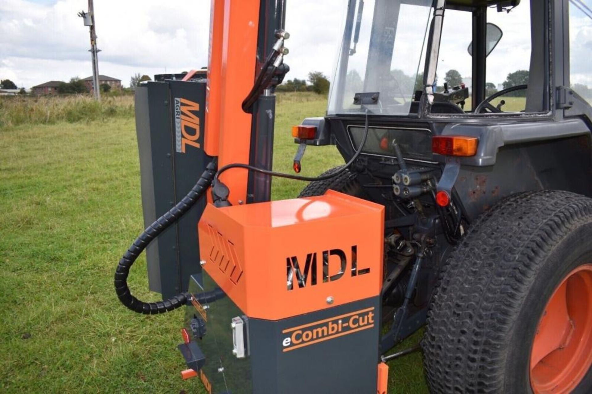 BRITISH PRECISION: ECOMBI CUT 100CM JOYSTICK HEDGE CUTTER FOR SEAMLESS TRIMMING - Image 6 of 11