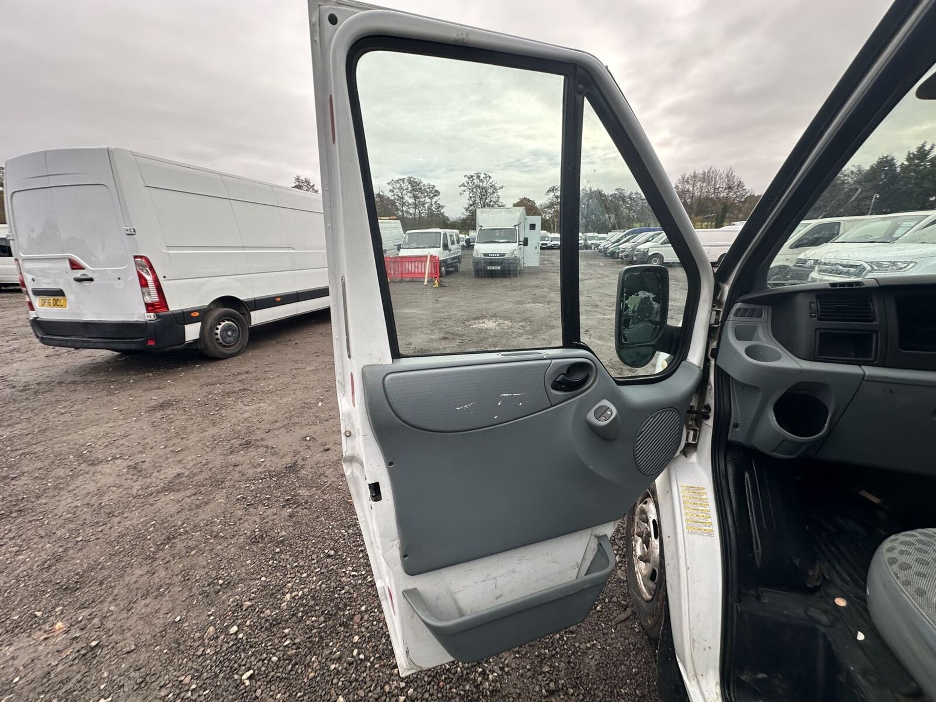 RELIABLE HAULING COMPANION: 60 PLATE FORD TRANSIT - NO VAT ON HAMMER - Image 6 of 15