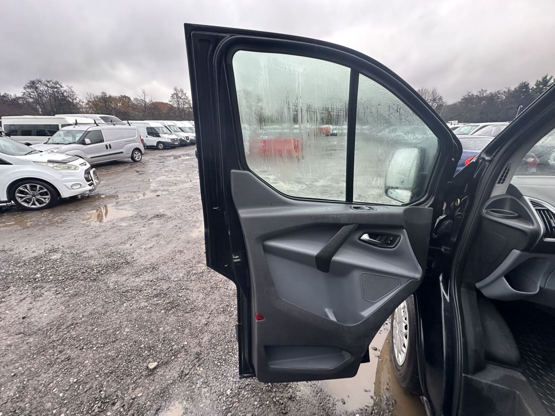 SLEEK BLACK PANEL VAN: 2015 FORD TRANSIT CUSTOM (NO VAT ON HAMMER) - Image 5 of 15