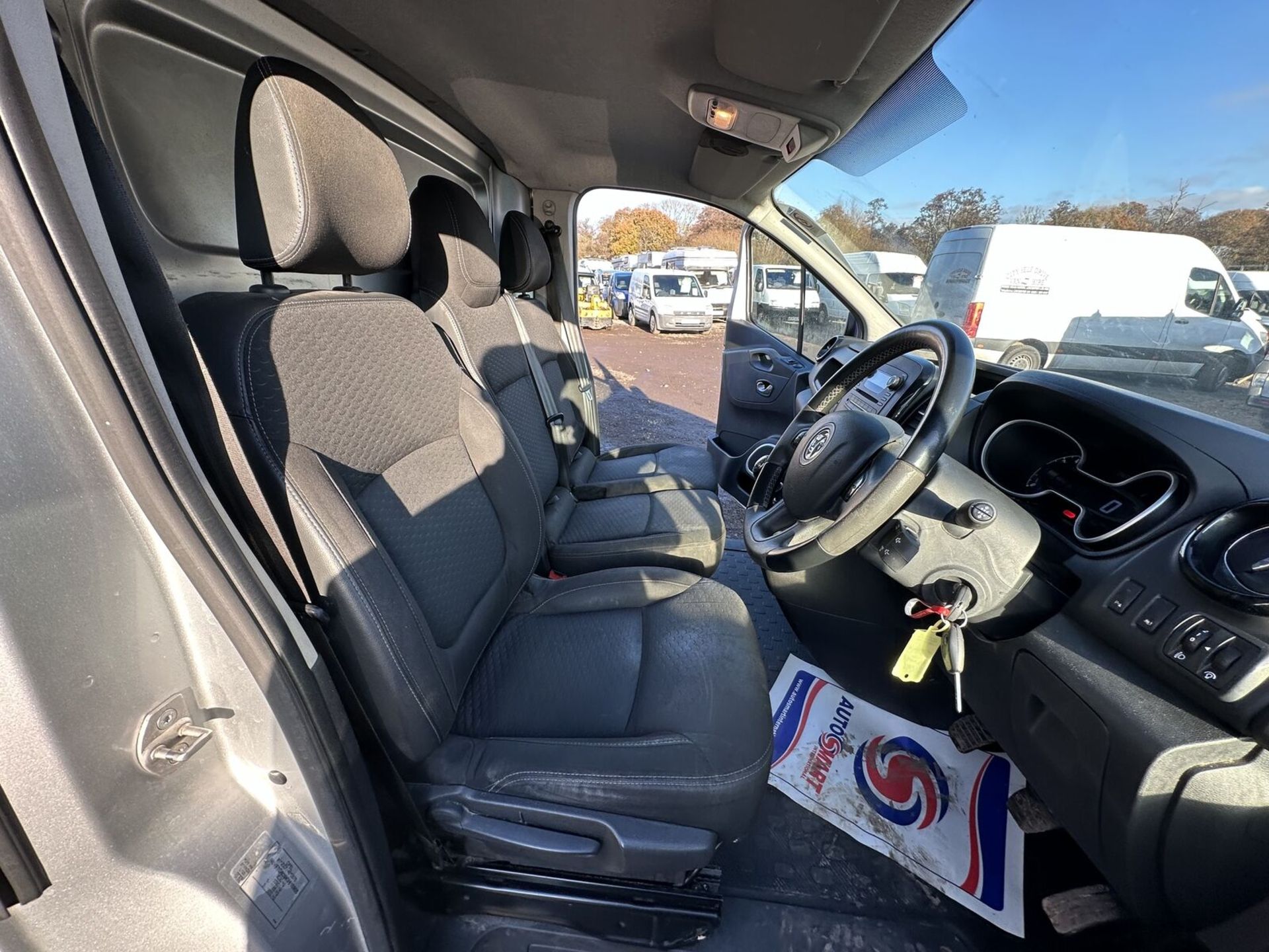 SILVER LINING: VAUXHALL VIVARO TRAFIC L2 SPORTIVE PANEL VAN (NO VAT ON HAMMER) - Image 12 of 15