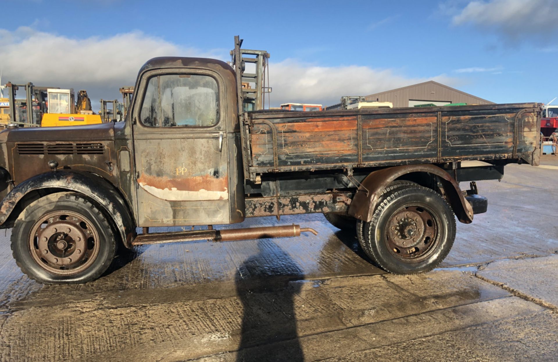 VINTAGE BEDFORD M TYPE DROPSIDE TRUCK - Image 4 of 6