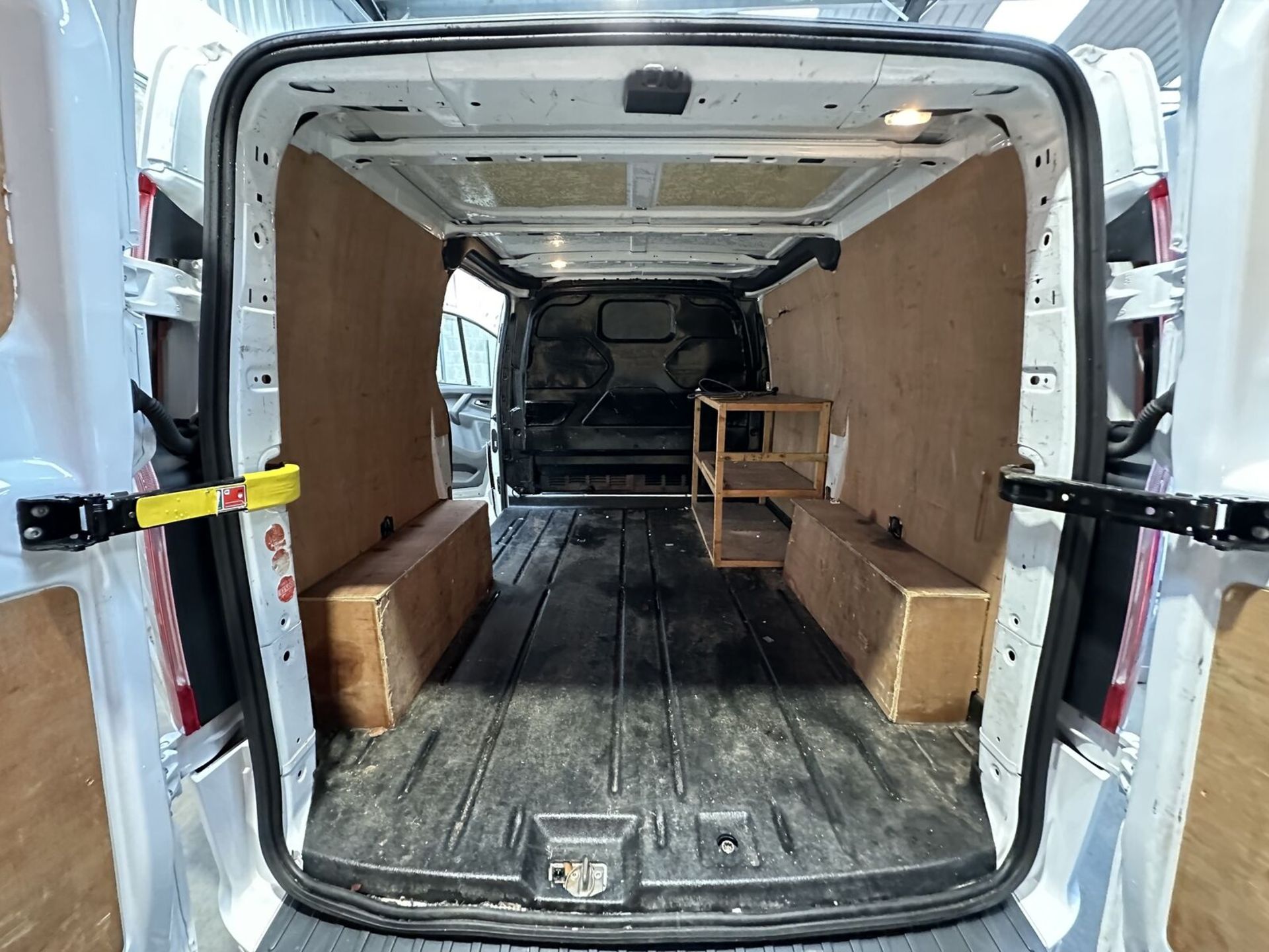 WHITE WORKHORSE: 2014 TRANSIT CUSTOM 2.2 TDCI LIMITED - (NO VAT ON HAMMER) - Image 10 of 15