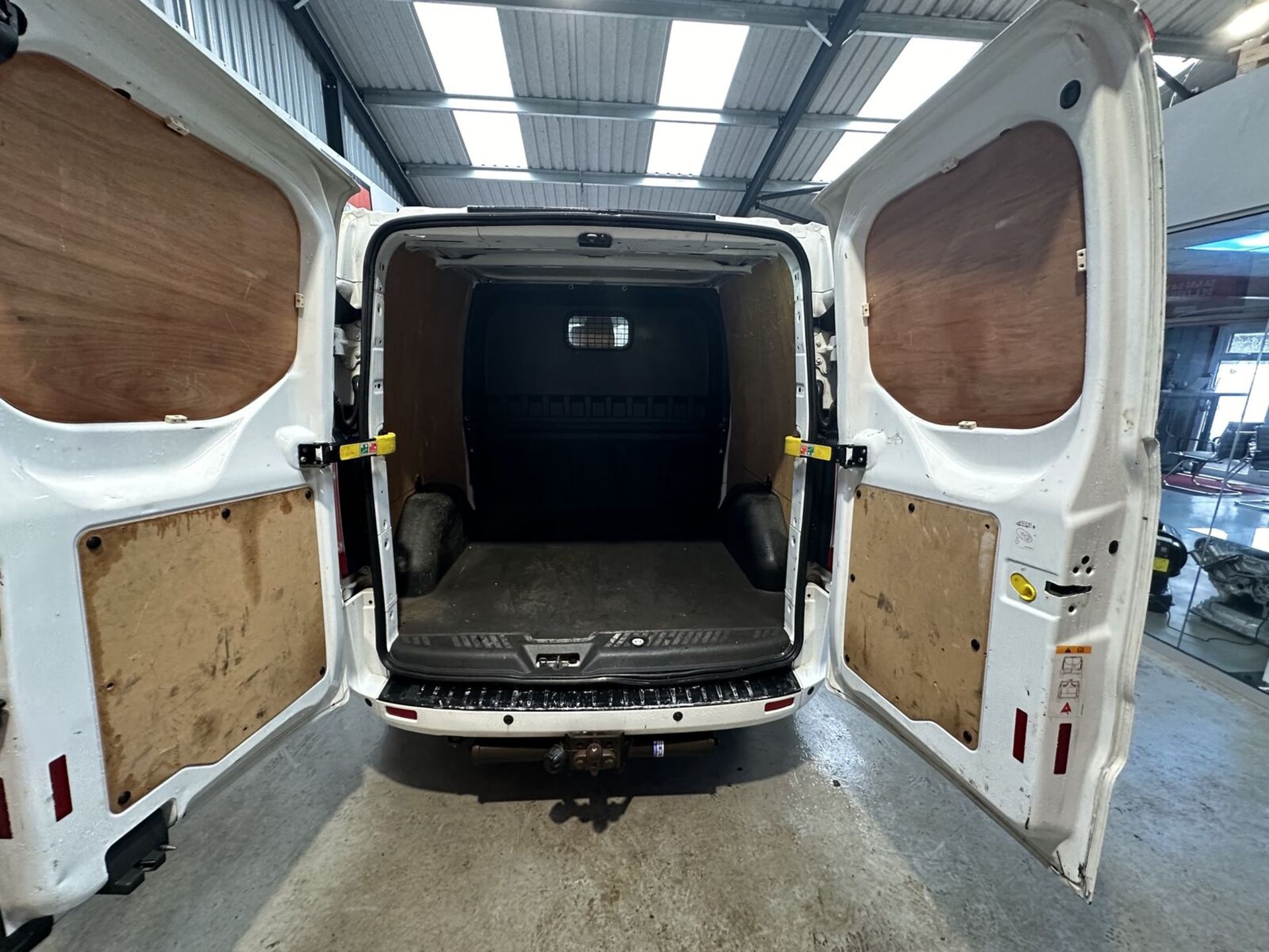 SPACIOUS WORKHORSE: 64 PLATE TRANSIT CUSTOM CREW CAB - (NO VAT ON HAMMER) - Image 5 of 15